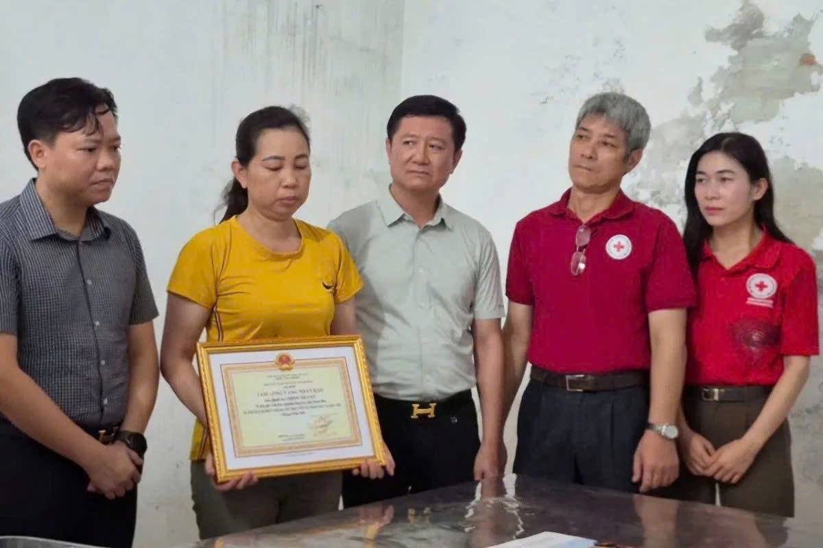SẦM SƠN: TRAO GHI NHẬN “TẤM LÒNG VÀNG NHÂN ĐẠO” CHO GIA ĐÌNH TÌNH NGUYỆN HIẾN TẶNG ĐA TẠNG.