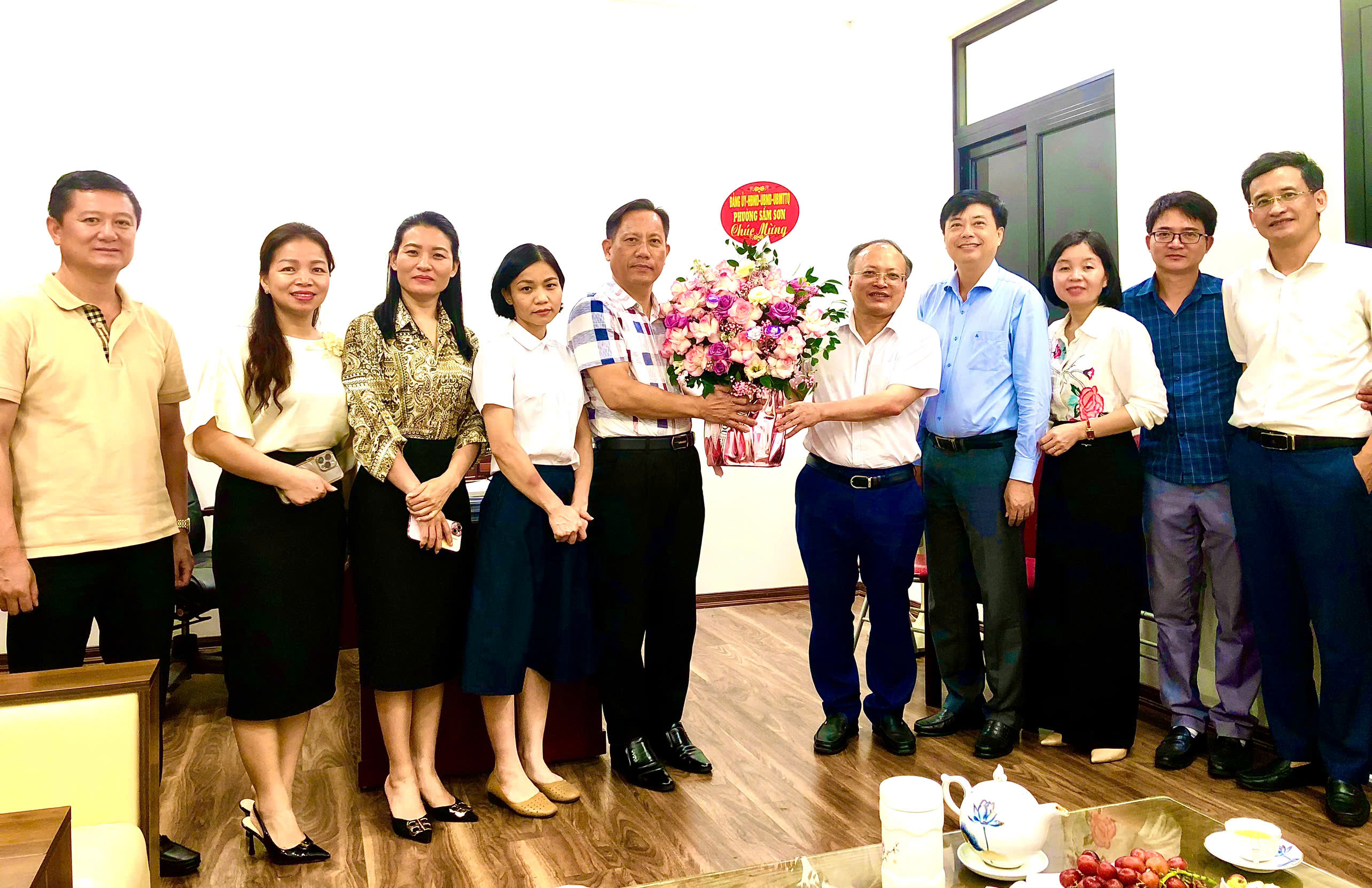 Các đồng chí lãnh đạo phường Sầm Sơn: Chúc mừng kỷ niệm 95 năm Ngày Truyền thống ngành Tuyên giáo của Đảng.  