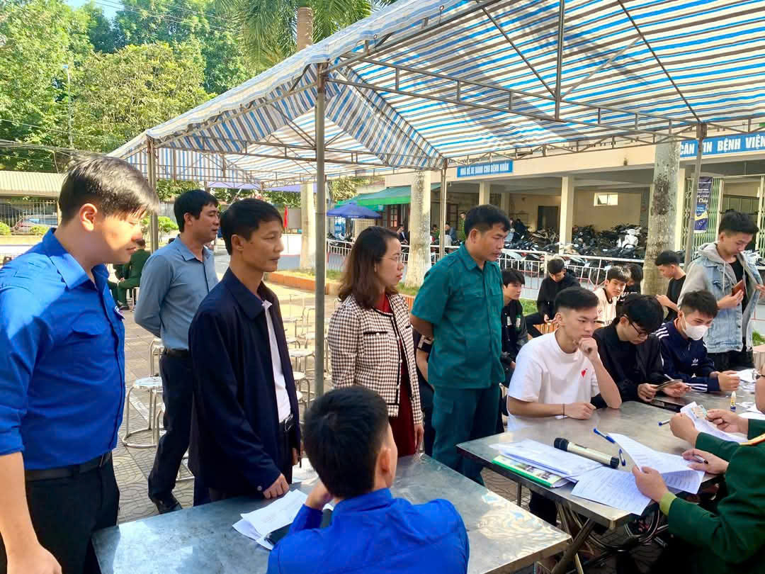 THANH NIÊN PHƯỜNG QUẢNG CƯ TÍCH CỰC THAM GIA KHÁM TUYỂN NGHĨA VỤ QUÂN SỰ NĂM 2025.