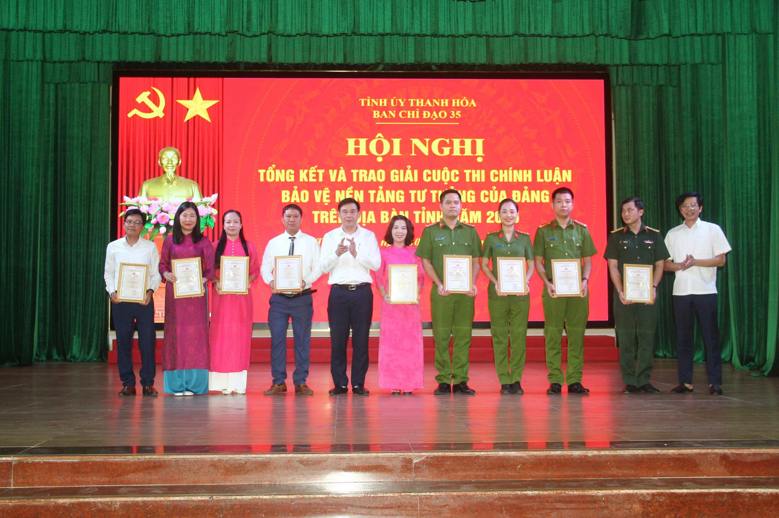 Anh-tin-bai