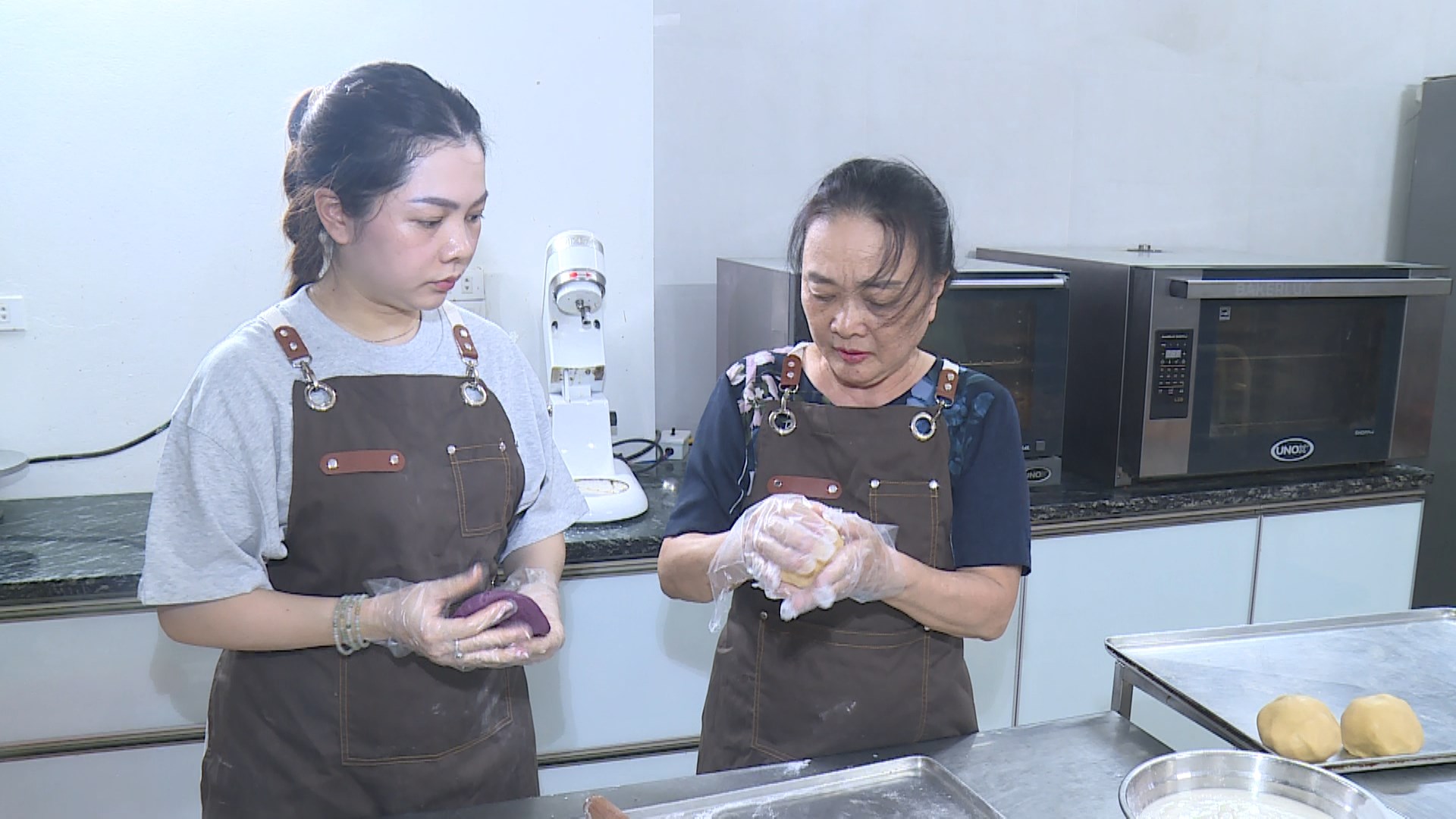 Người “giữ lửa” nghề bánh trung thu truyền thống