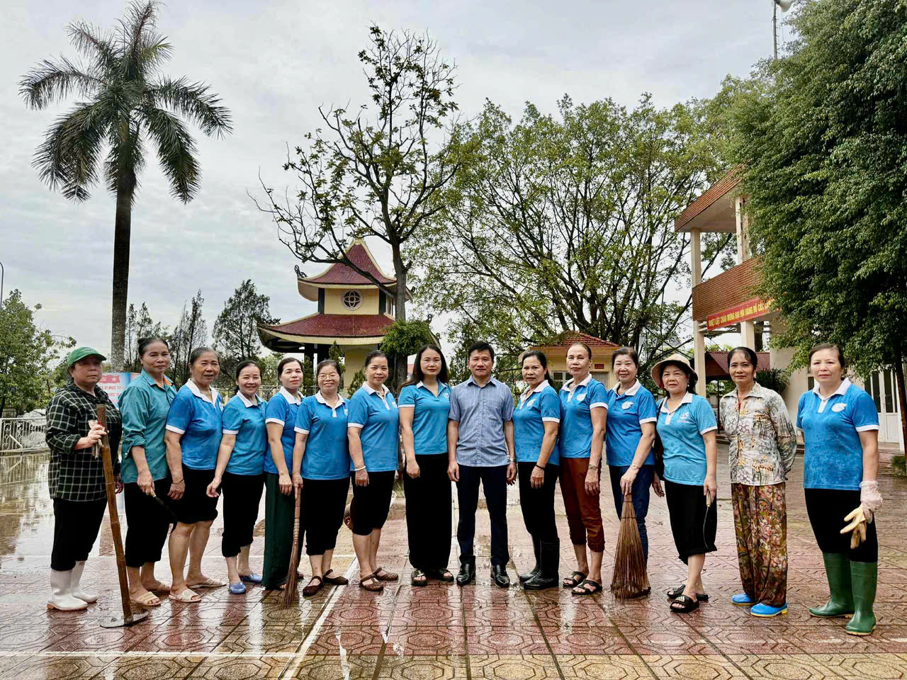 Ủy ban Mặt trận Tổ quốc phường Hạc Thành phát động dọn dẹp vệ sinh môi trường, chỉnh trang Nghĩa trang Liệt sĩ và các nhà bia tưởng niệm trên địa bàn phường