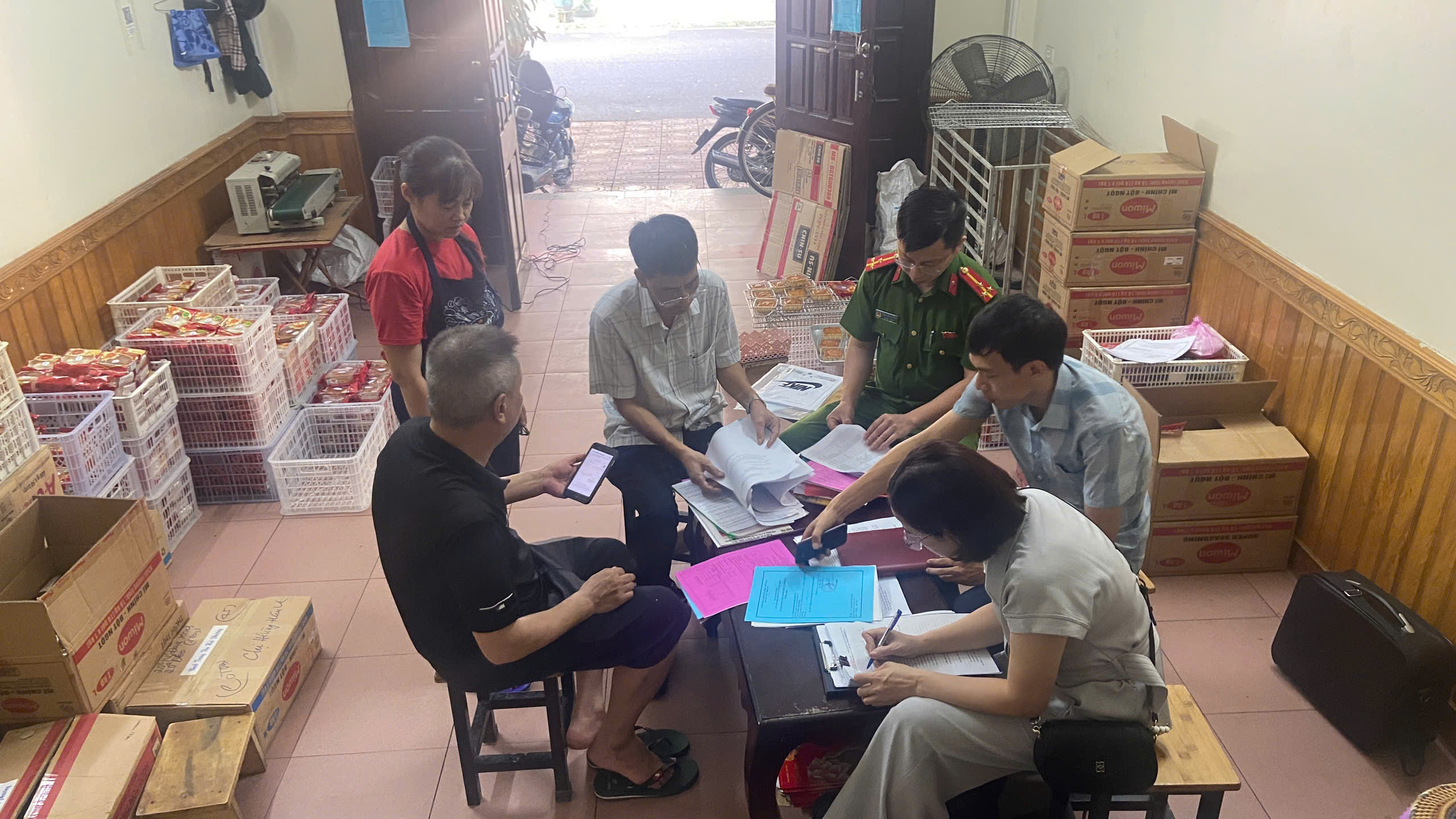 Đoàn kiểm tra liên ngành ATTP phường Hạc Thành ra quân kiểm tra chấp hành các quy định bảo đảm ATTP dịp Tết Trung thu năm 2025 tại các cơ sở SXKD thực phẩm trên địa bàn phường