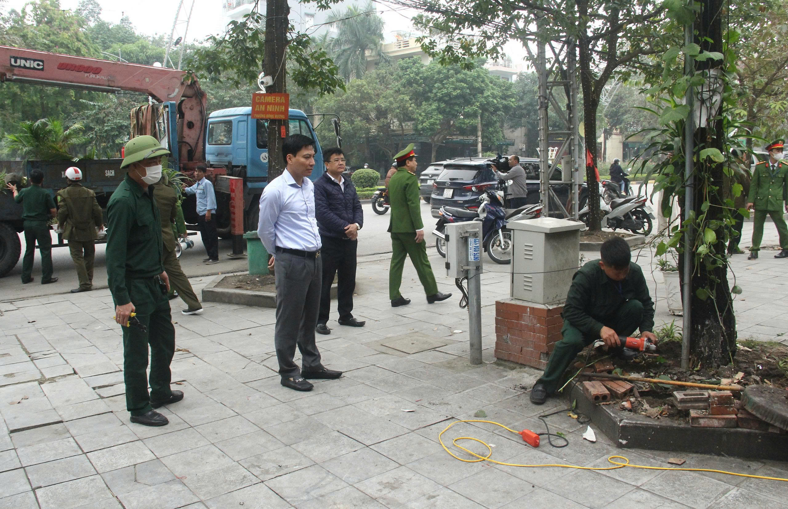 Đồng chí Bí thư Đảng ủy, Chủ tịch HĐND phường Hạc Thành Nguyễn Văn Biện kiểm tra việc thiết lập lại trật tự đô thị, trật tự công cộng, vệ sinh môi trường