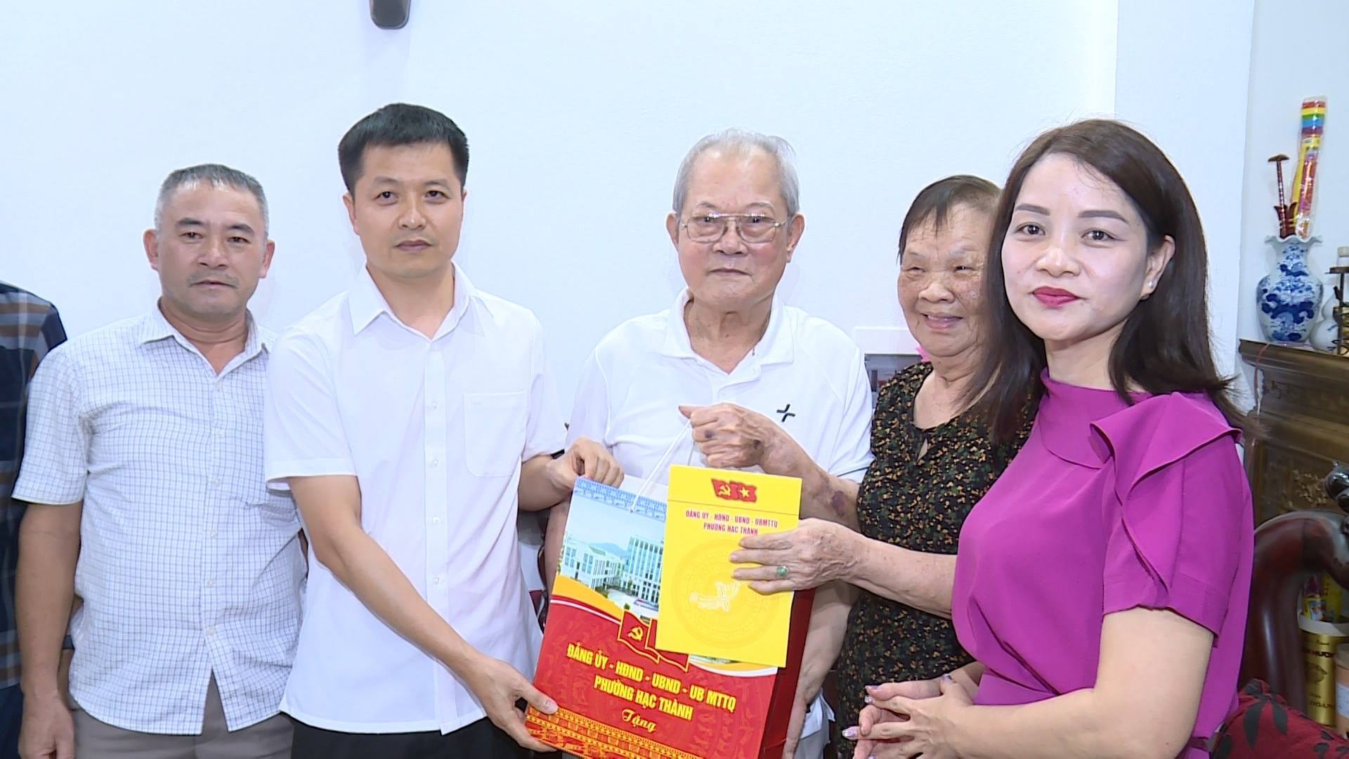 Chủ tịch UBND phường Lê Bá Hải thăm hỏi, tặng quà các gia đình chính sách trên địa bàn phường trên địa bàn.