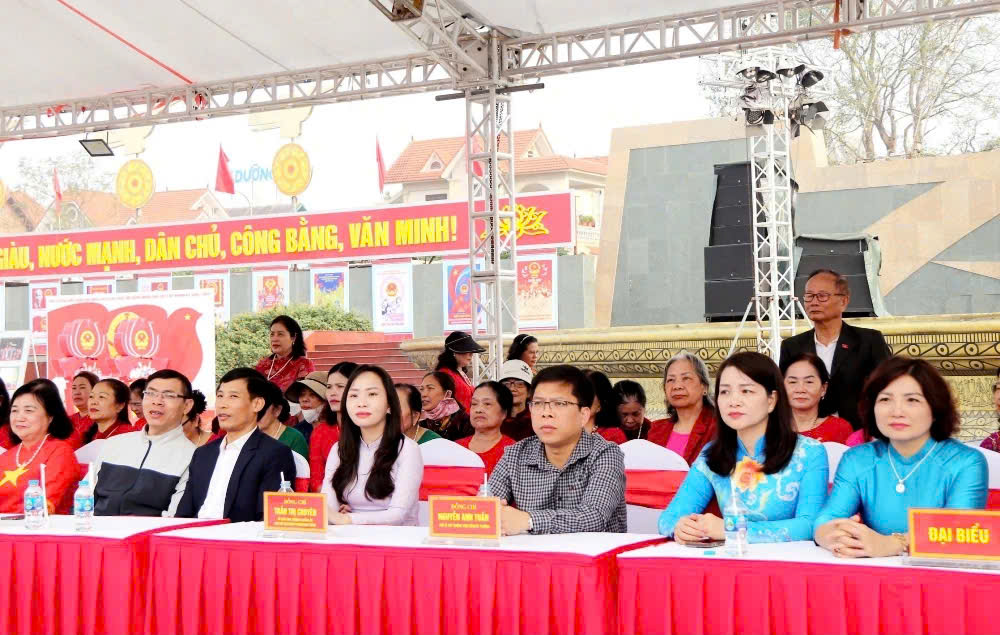 Hội viên phụ nữ phường Hạc Thành đồng diễn dân vũ thể thao kỷ niệm ngày Quốc tế Phụ nữ 8/3 và chào mừng Ngày hội toàn dân đi bầu cử