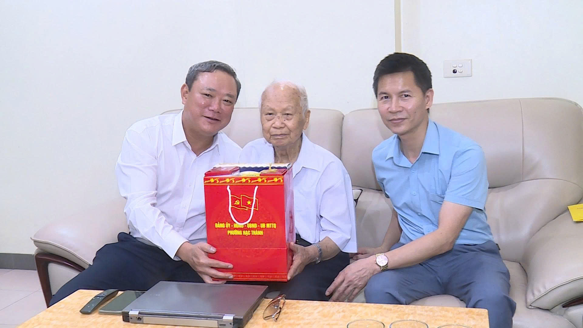 Đồng chí Bí thư Đảng ủy phường Lê Anh Xuân đi thăm, tặng quà cán bộ Lão thành cách mạng, tiền khởi nghĩa.