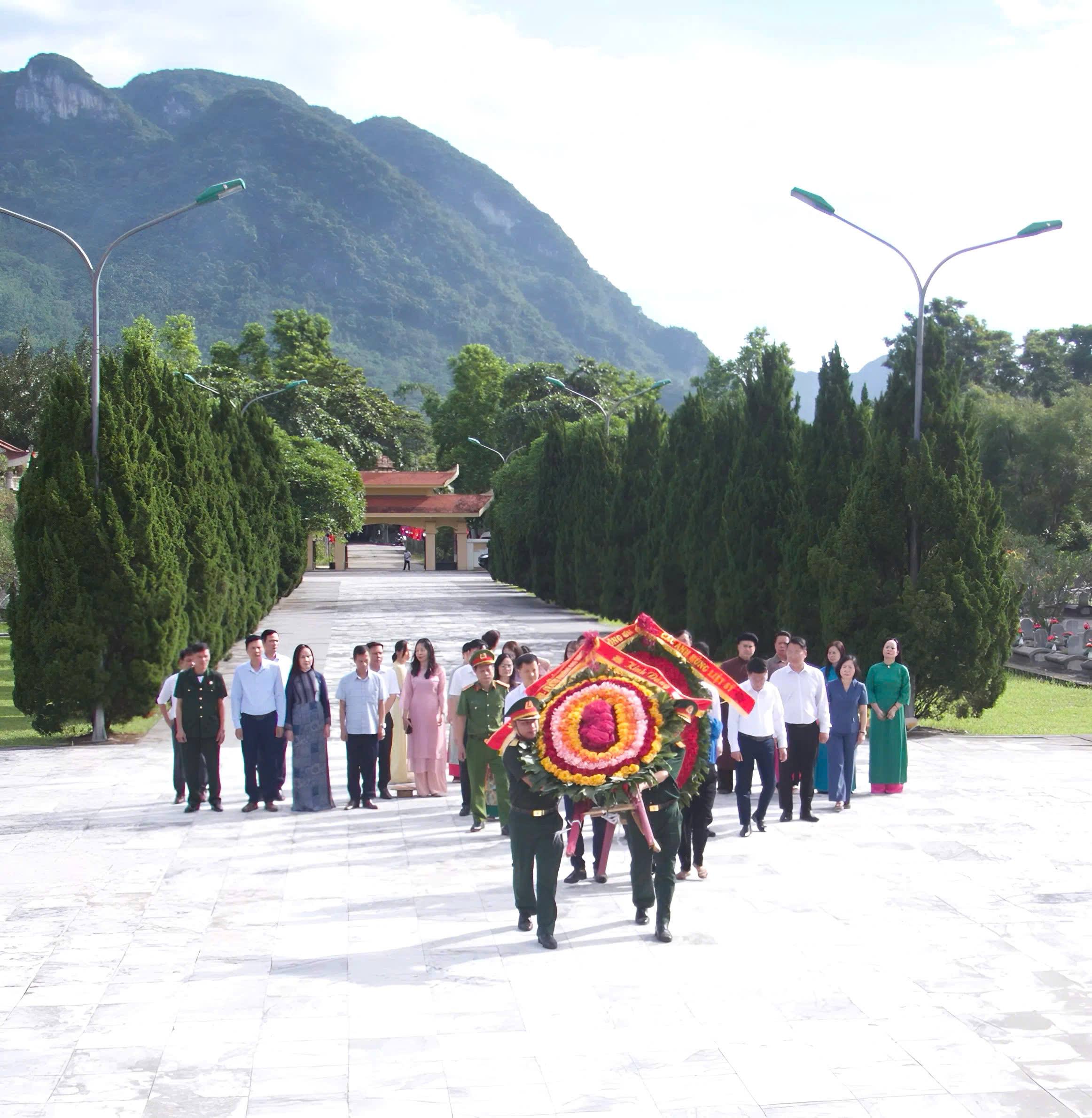 Đoàn công tác phường Hạc Thành dâng hương tri ân các Anh hùng liệt sĩ tại Nghĩa trang Liệt sĩ Quốc tế Đồng Tâm