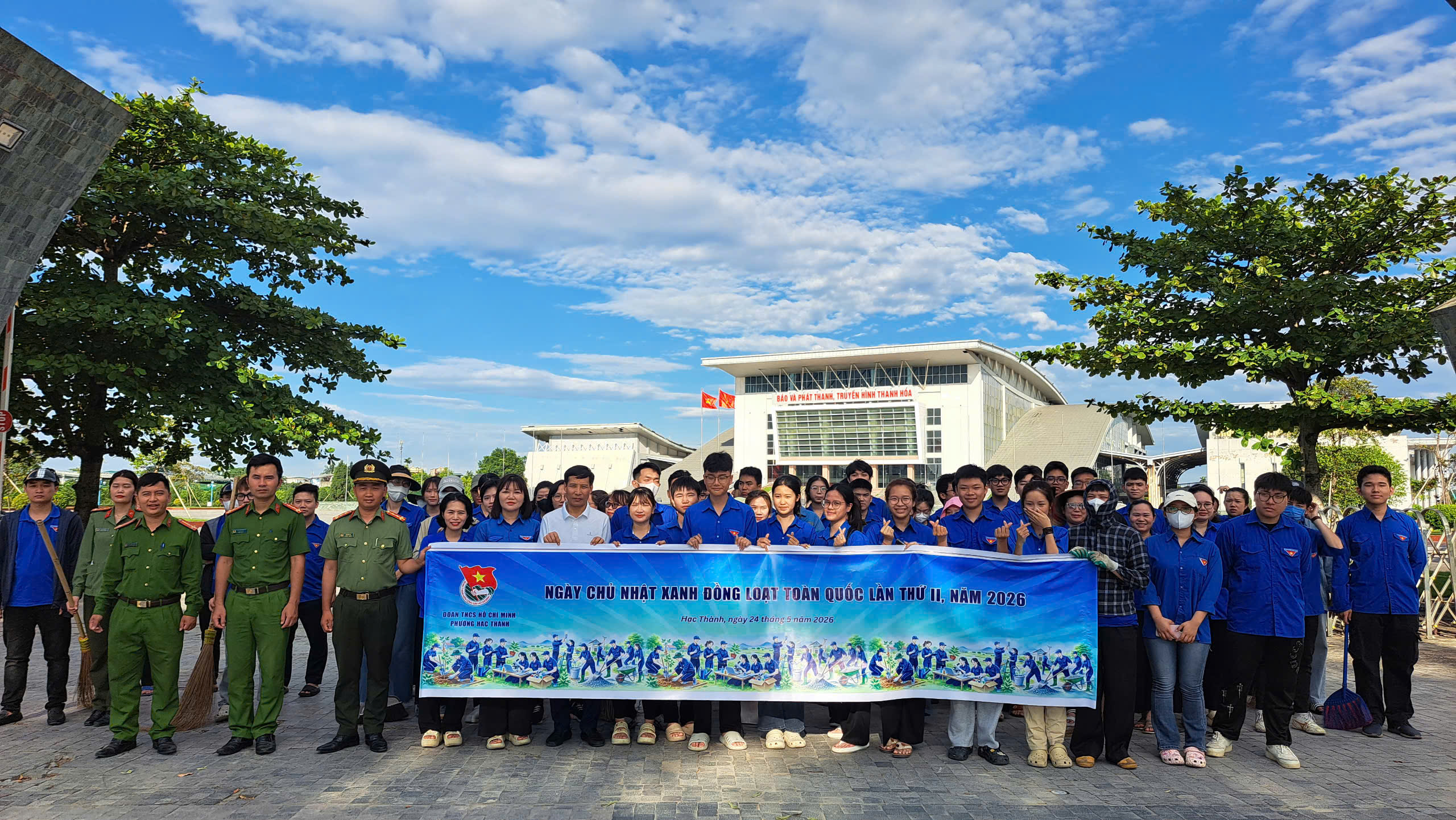 Hơn 100 đoàn viên thanh niên phường Hạc Thành ra quân dọn vệ sinh môi trường “Ngày chủ nhật xanh” lần thứ II