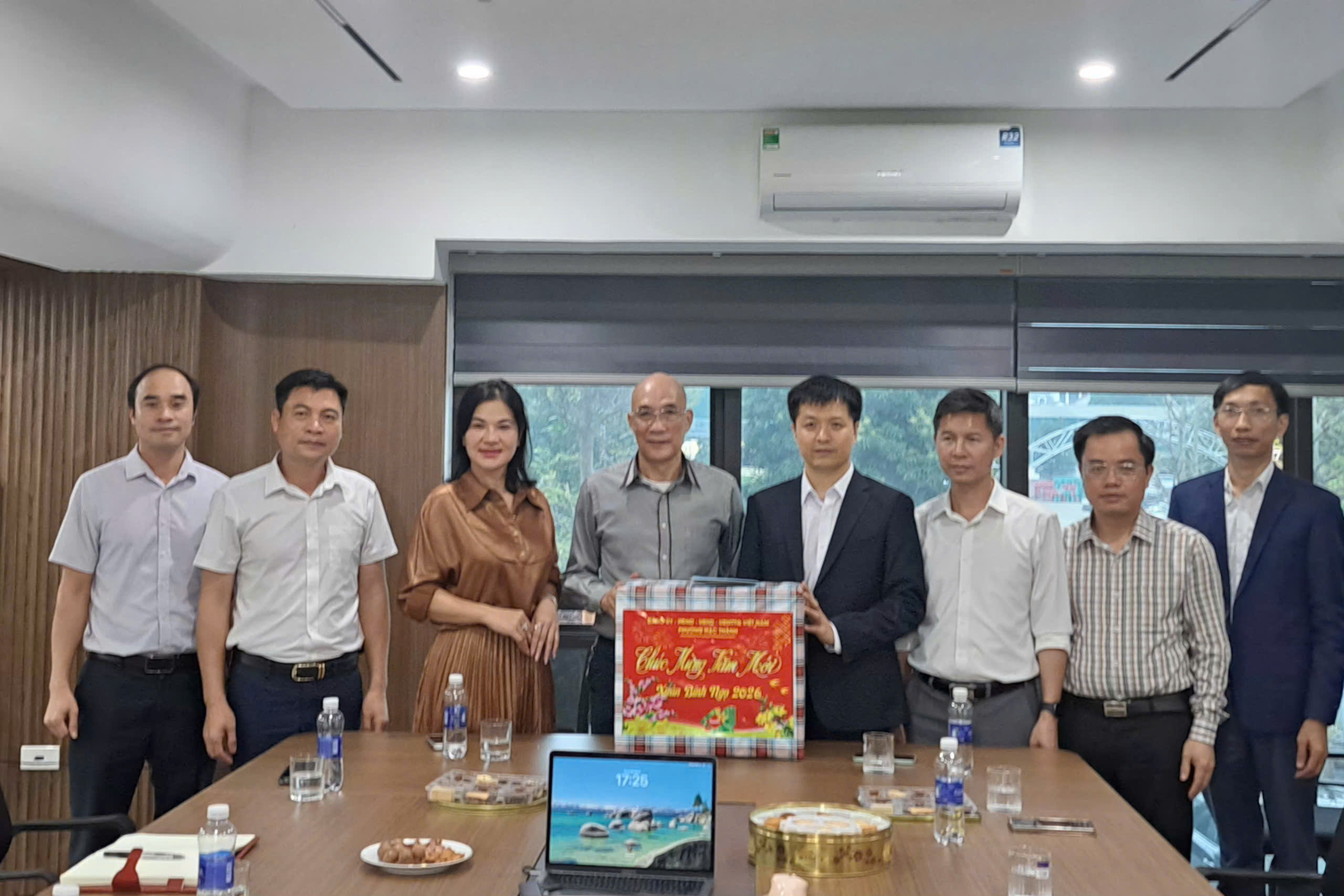 Chủ tịch UBND phường Lê Bá Hải thăm, động viên Hội doanh nghiệp phường bước vào sản xuất đầu xuân Bính Ngọ