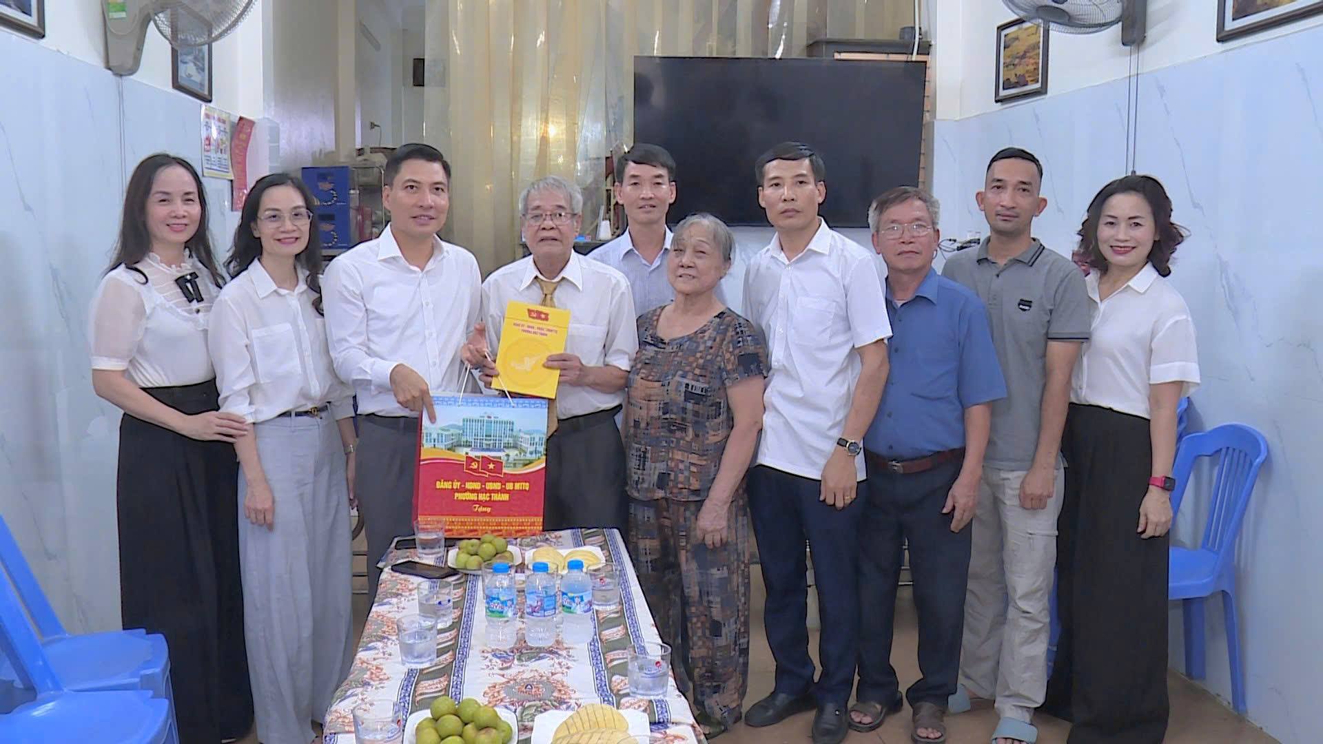 Bí thư Đảng ủy, Chủ tịch HĐND phường Nguyễn Văn Biện thăm, tặng quà gia đình chính sách trên địa bàn phường