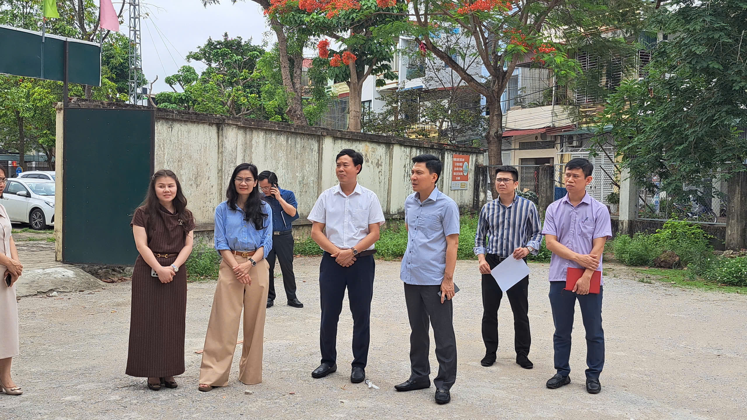 Đồng chí Bí thư Đảng ủy, Chủ tịch HĐND phường kiểm tra công tác chuẩn bị cho năm học mới tại 1 số trường học trên địa bàn