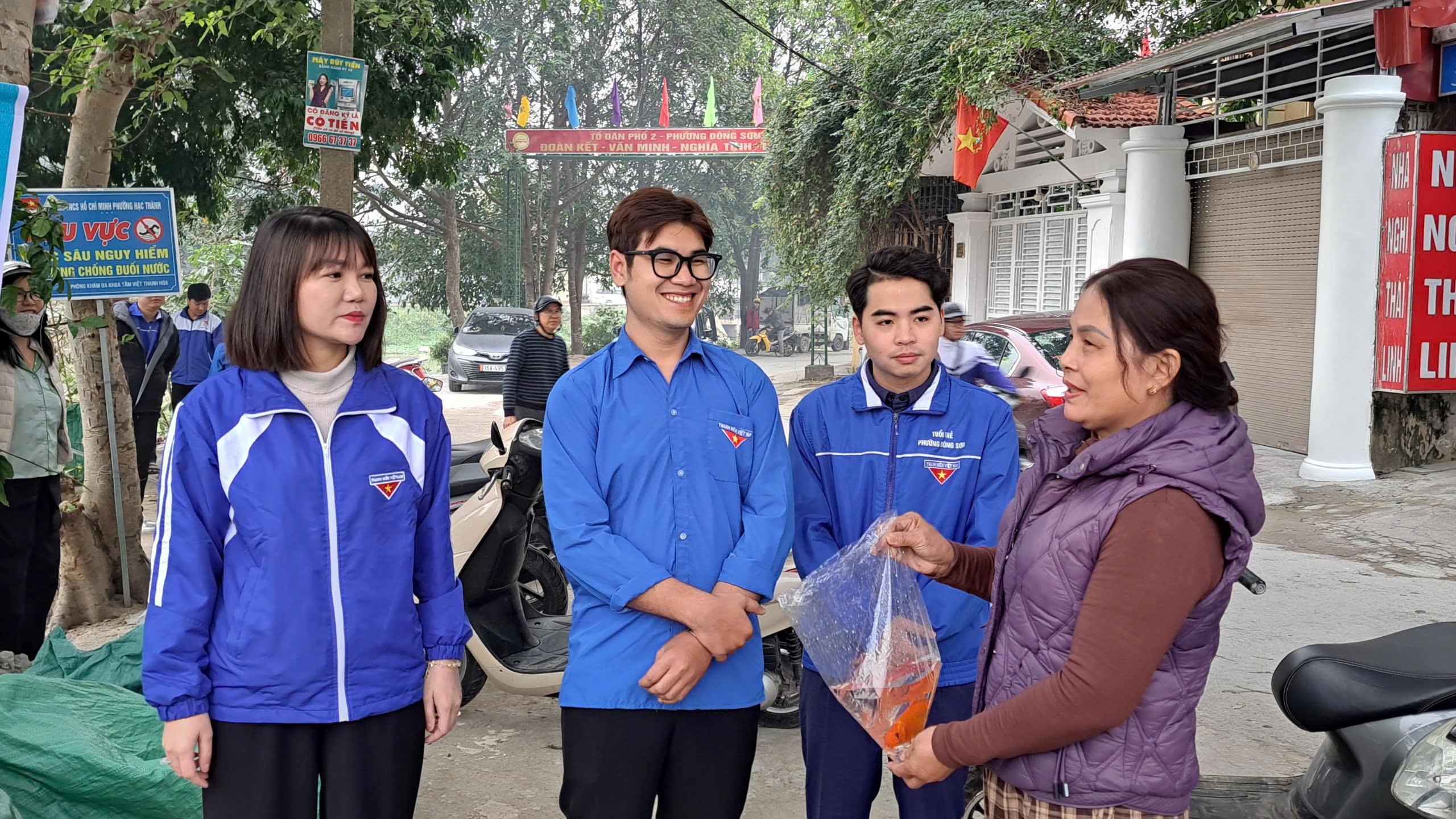 Đoàn phường Hạc Thành tuyên truyền, hướng dẫn người dân không xả rác khi thả cá ngày 23 tháng Chạp