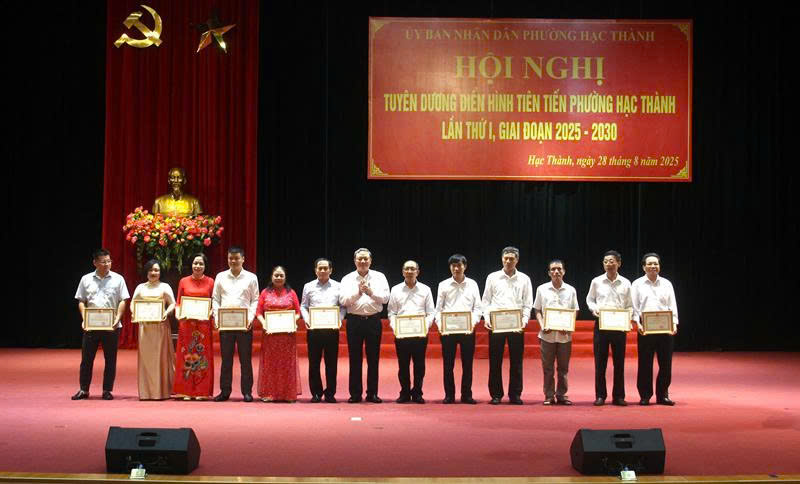 Phường Hạc Thành tuyên dương điển hình tiên tiến lần thứ I