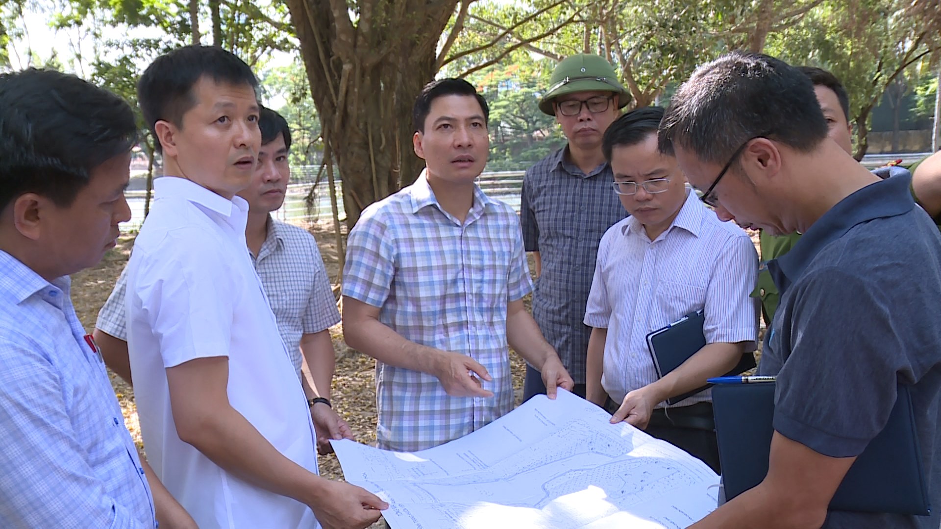 Bí thư Đảng ủy, Chủ tịch HĐND phường Hạc Thành kiểm tra công tác quản lý, chỉnh trang công viên Hồ Thành khu vực I,  Hồ Đồng Chiệc