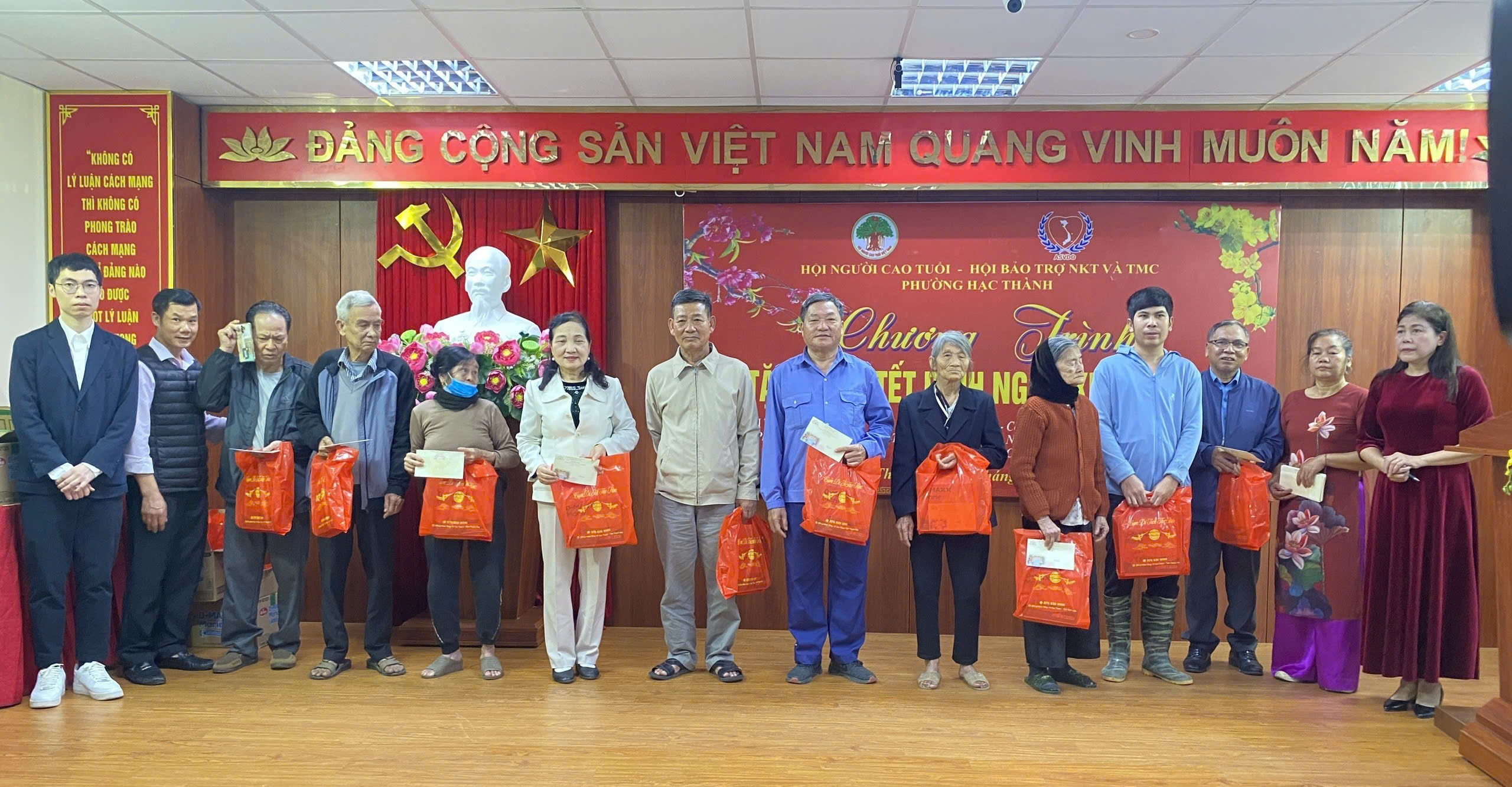 Trao quà Tết cho người khuyết tật, trẻ mồ côi và các đối tượng yếu thế