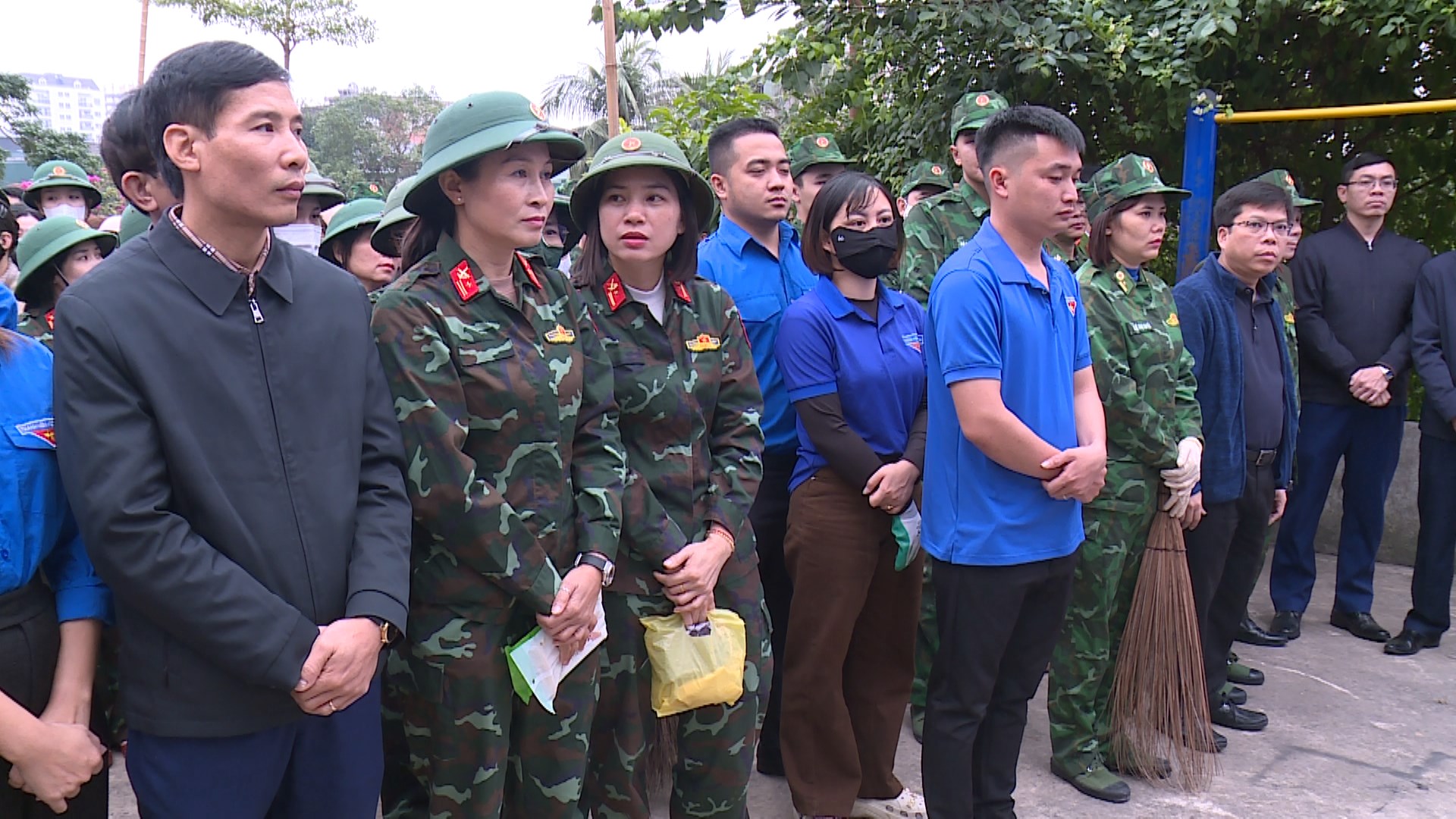 Đoàn thanh niên phường Hạc Thành ra quân tổng dọn vệ sinh môi trường