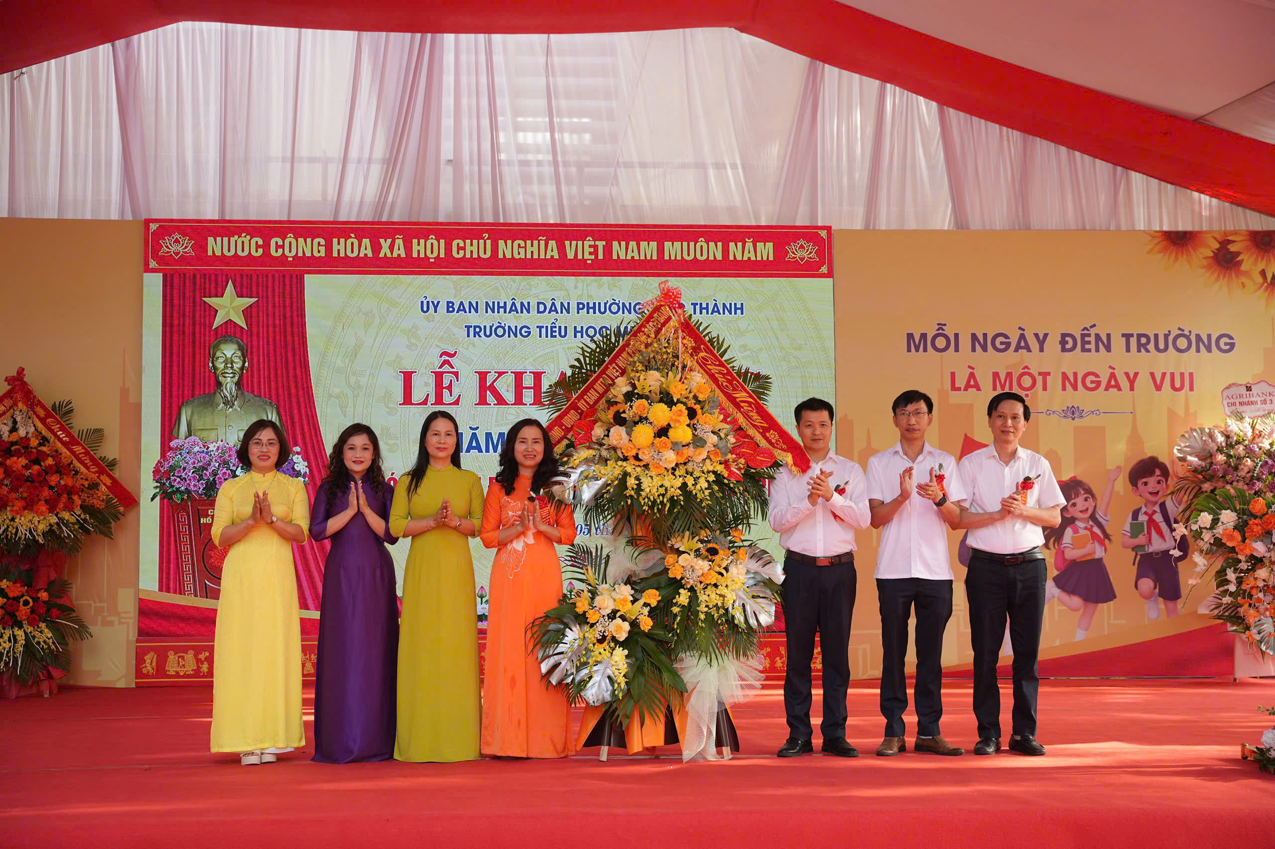 Trường Tiểu học Minh Khai khai giảng năm học mới và nhận Cờ thi đua của Chính phủ.