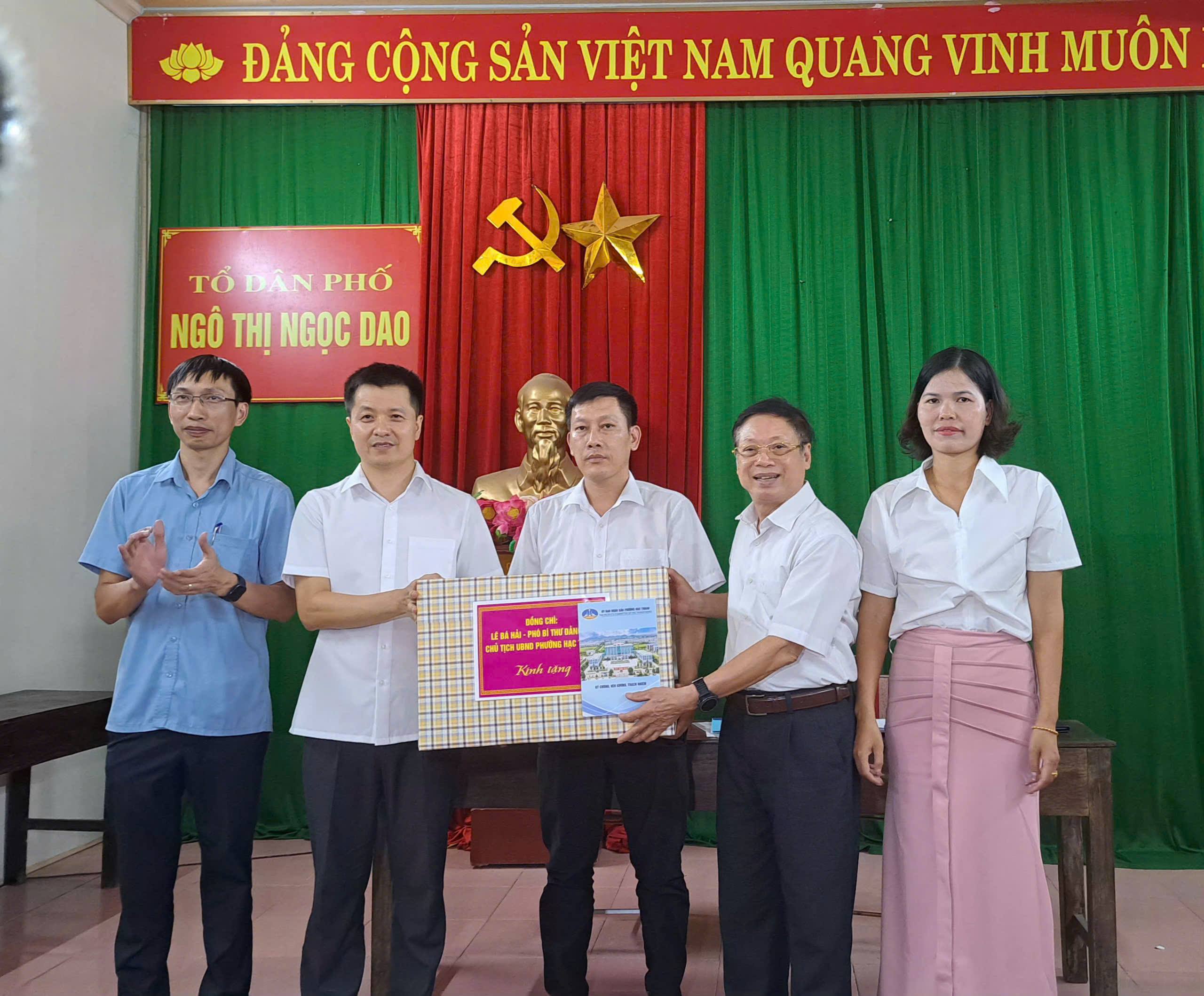 Chủ tịch UBND phường Lê Bá Hải dự sinh hoạt chi bộ Tổ dân phố Ngô Thị Ngọc Dao 
