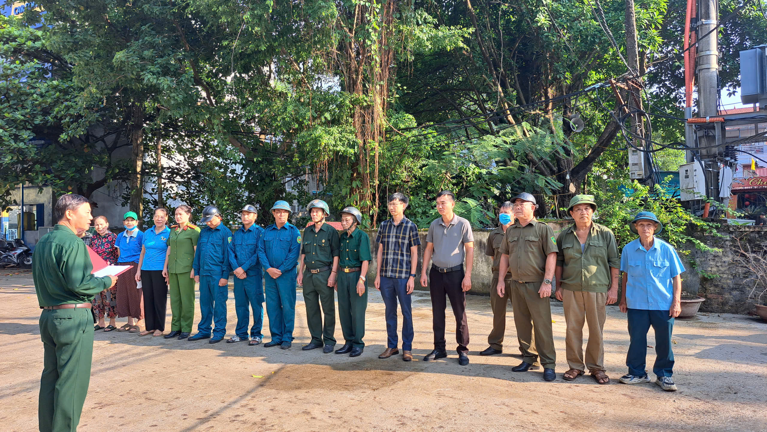 Tổ dân phố Quang Trung ra quân tuyên truyền nhắc nhở trật tự đô thị, trật tự công cộng và vệ sinh môi trường