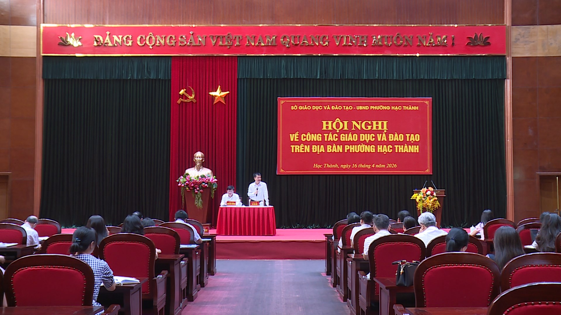 Lãnh đạo Sở Giáo dục và Đào tạo làm việc với phường Hạc Thành