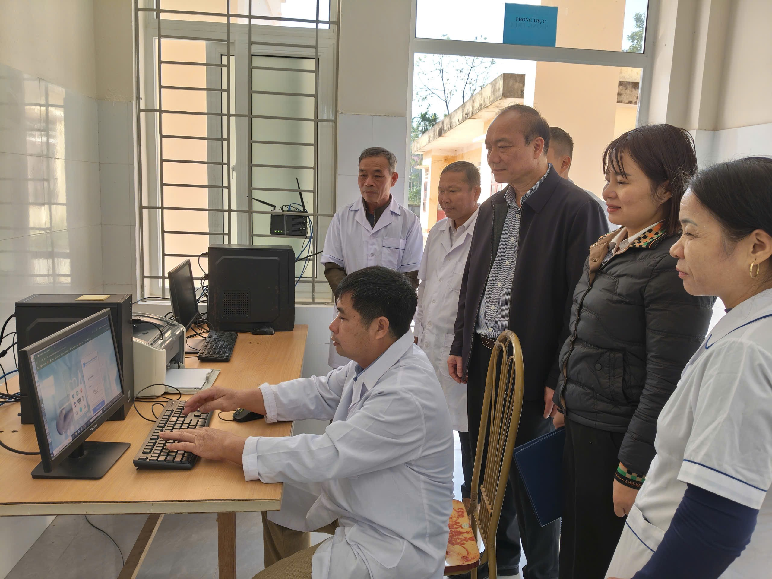 Giám đốc TTYT Thường Xuân kiểm tra hoạt động 2 Trạm Y Tế