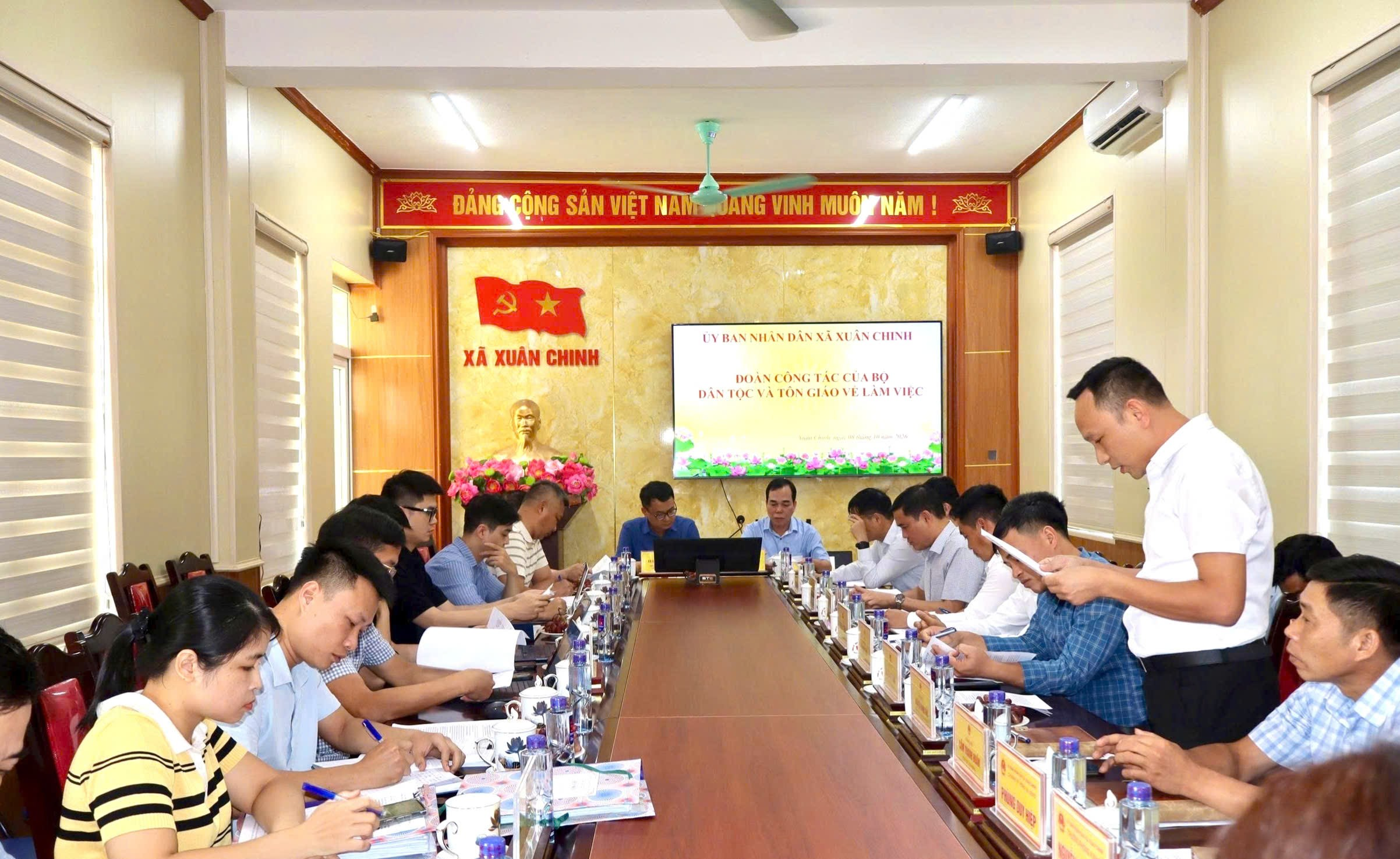 XÃ XUÂN CHINH LÀM VIỆC VỚI ĐOÀN CÔNG TÁC CỦA BỘ DÂN TỘC VÀ TÔN GIÁO VỀ KHÓ KHĂN, VƯỚNG MẮC TẠI ĐỊA BÀN XÃ.