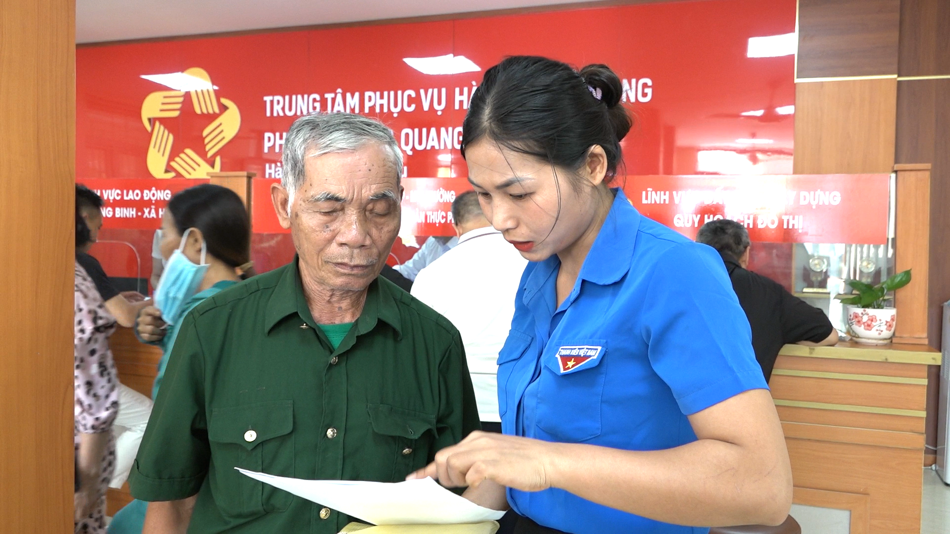 Đoàn viên, thanh niên hỗ trợ người dân "giải quyết" thủ tục hành chính
