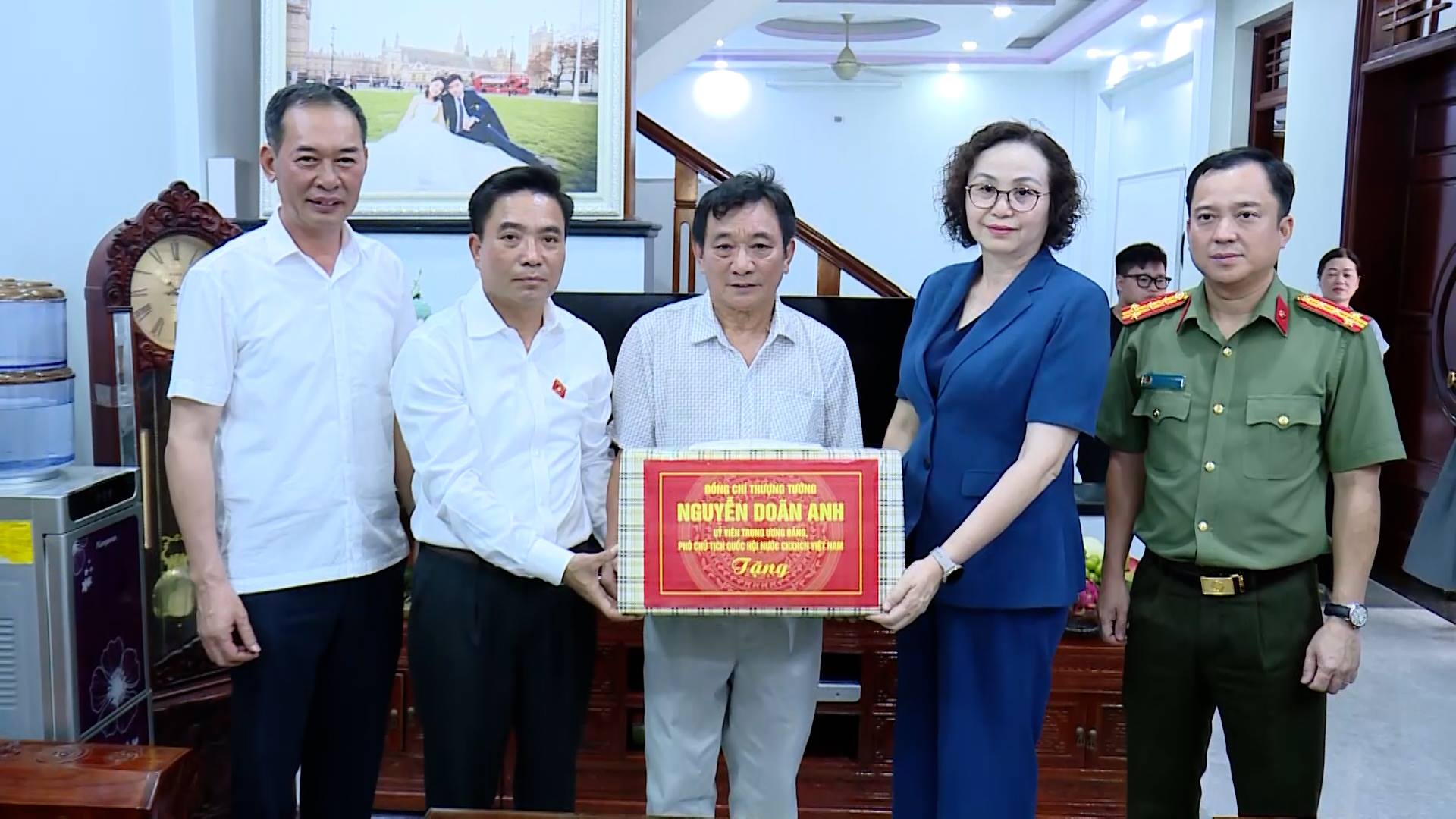 Phó Chủ tịch Quốc hội Nguyễn Doãn Anh thăm, tặng quà thương binh tại phường Đông Quang