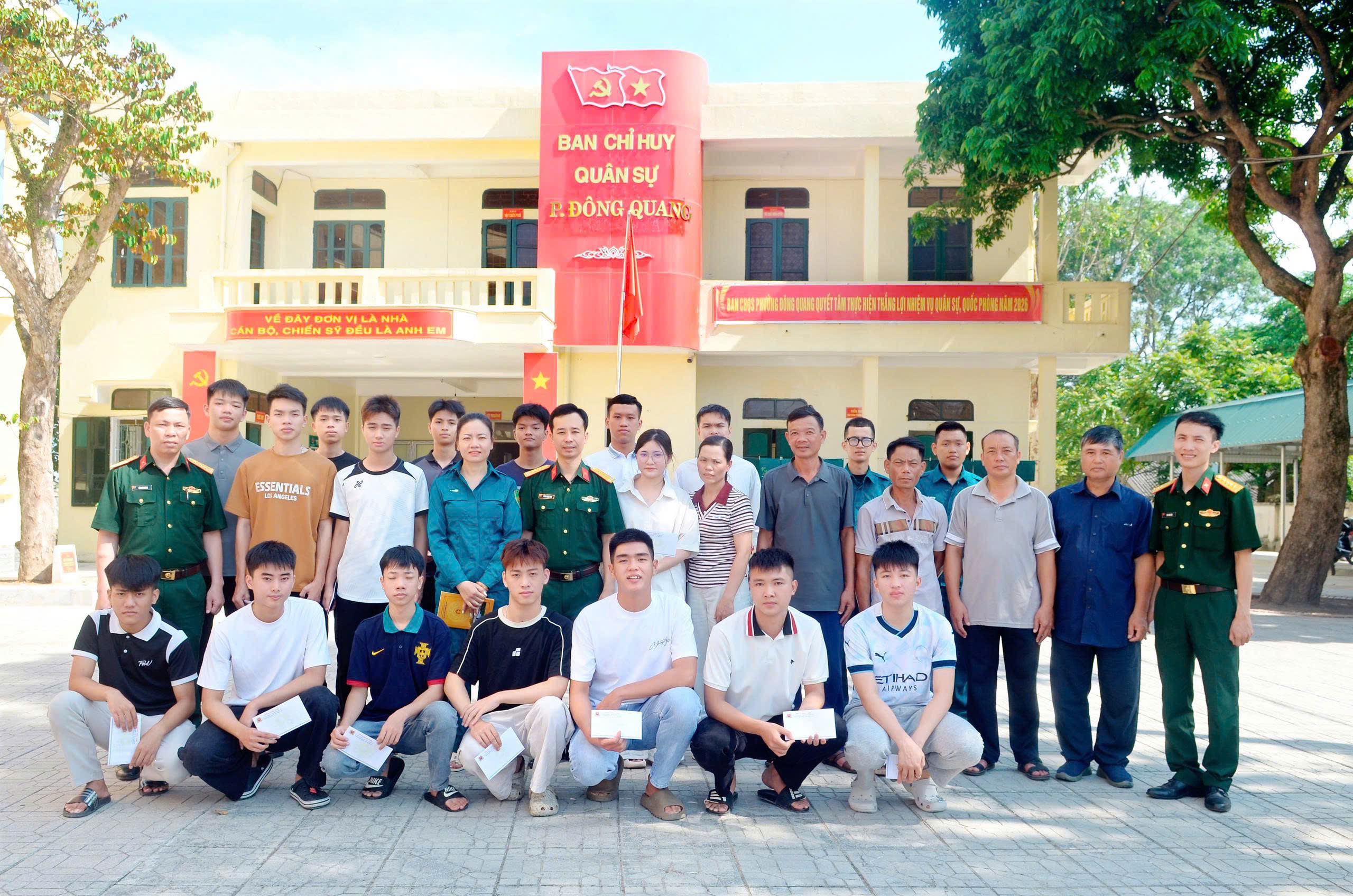 Ban Chỉ huy Quân sự phường Đông Quang tổ chức   gặp mặt động viên thí sinh dự thi vào Học viện, nhà trường Quân đội