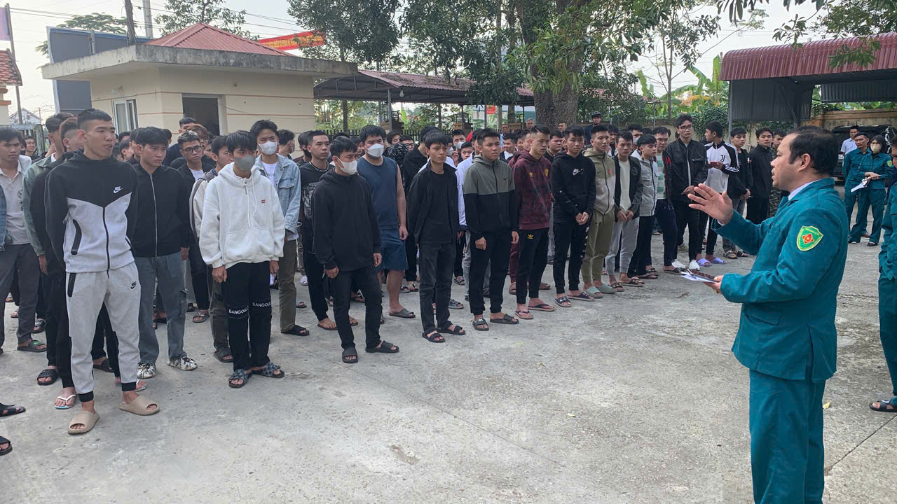 A group of people standing in a line
AI-generated content may be incorrect.