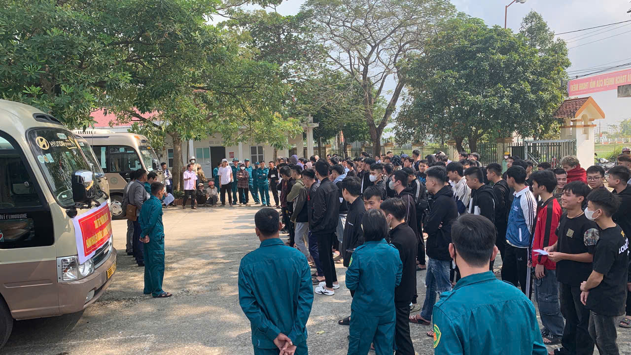 A group of people standing in a circle
AI-generated content may be incorrect.