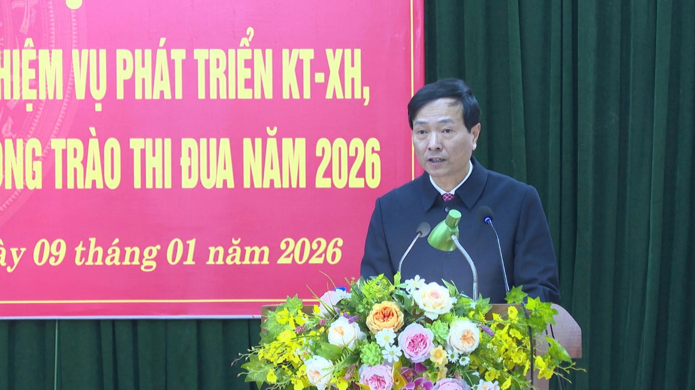 A person standing at a podium with flowers
AI-generated content may be incorrect.