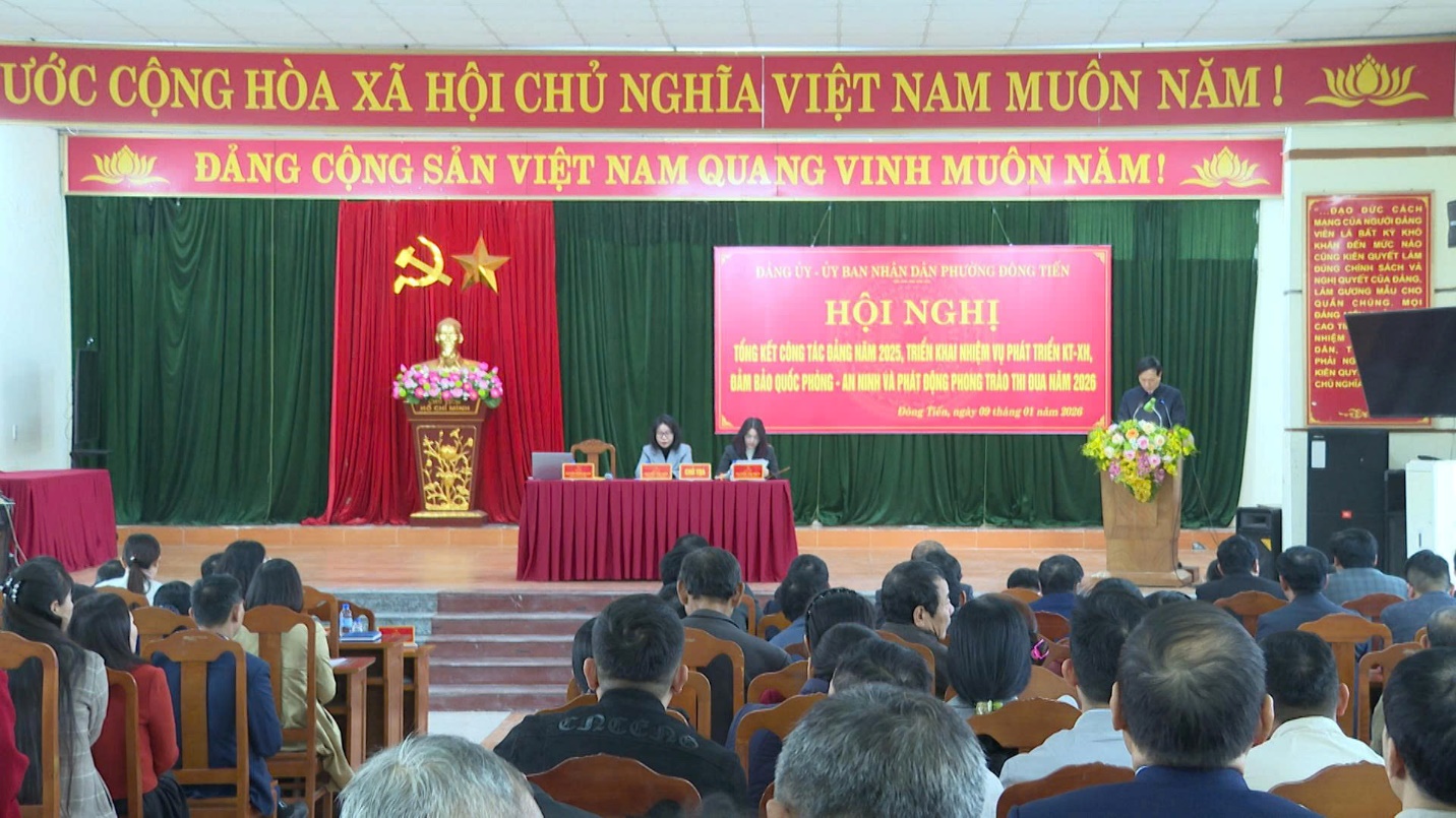 A group of people sitting in front of a stage
AI-generated content may be incorrect.