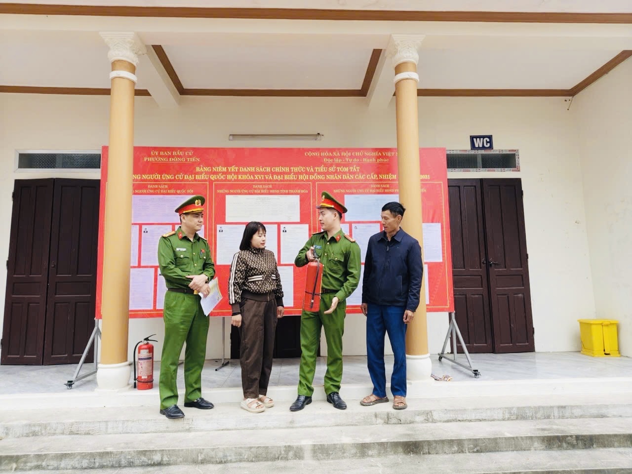 A group of people standing in front of a building
AI-generated content may be incorrect.