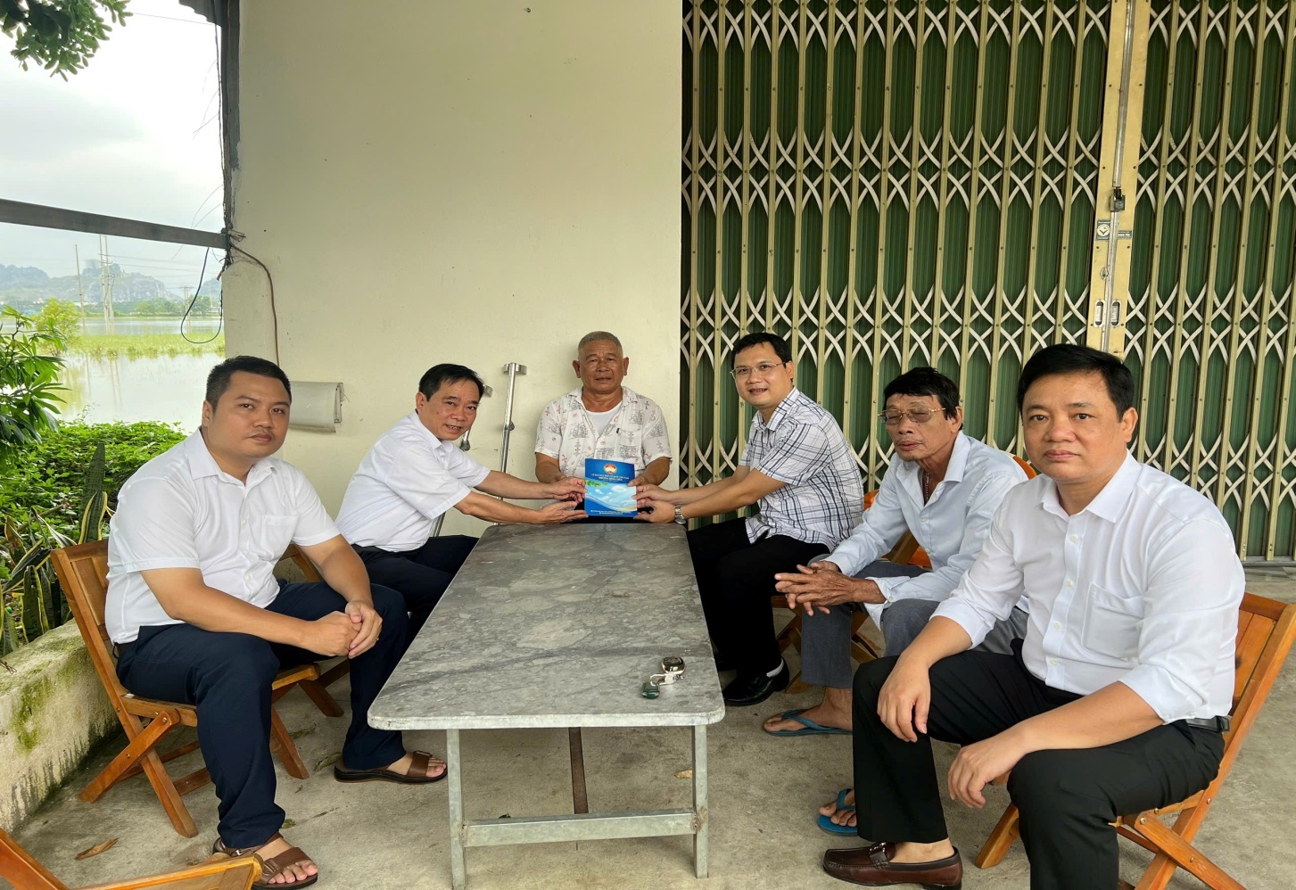 gen-h-a tới trao quà.jpg