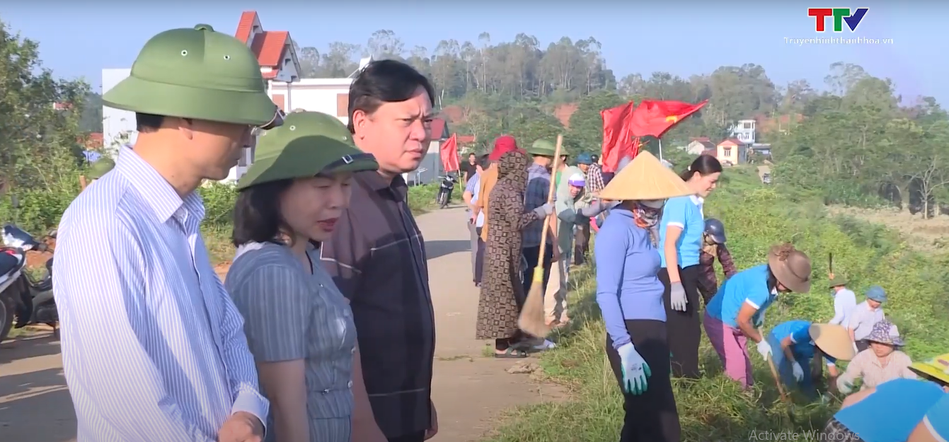 Phường Đông Tiến tổ chức phát quang, làm sạch đê sông Chu, sông Mã