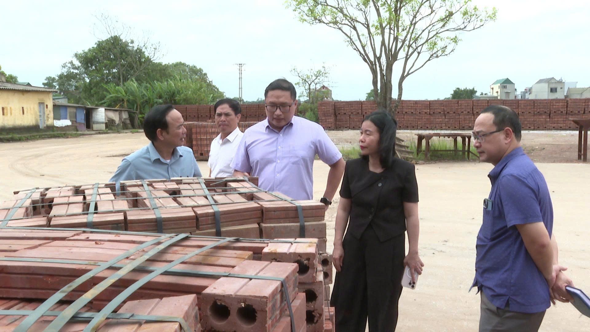 Đồng chí Nguyễn Thị Hiền – Bí thư Đảng ủy, Chủ tịch Hội đồng nhân dân phường kiểm tra hoạt động một số doanh nghiệp trên địa bàn