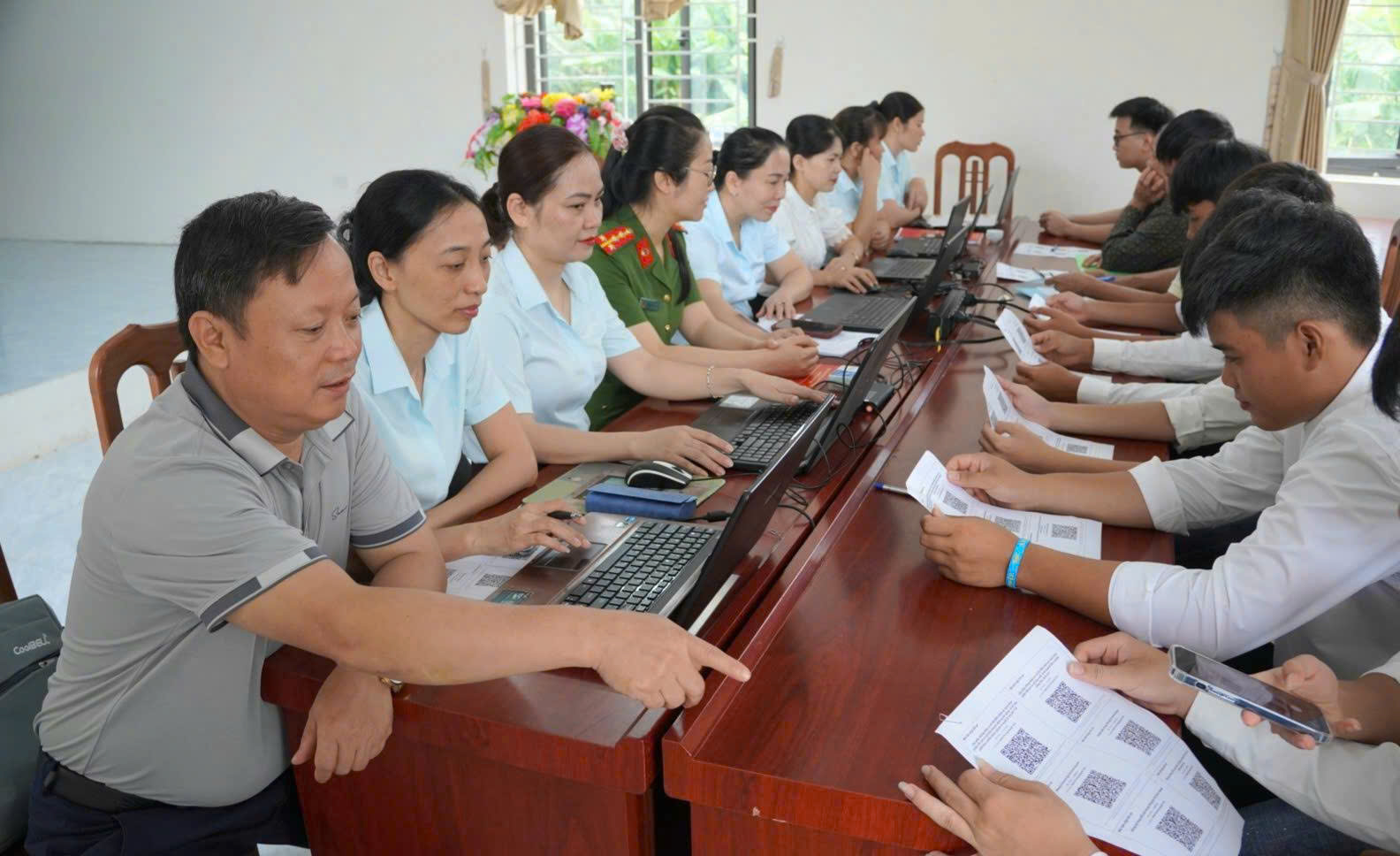Dịch vụ công lưu động phường Nguyệt Viên hỗ trợ người dân nộp 61 hồ sơ trực tuyến
