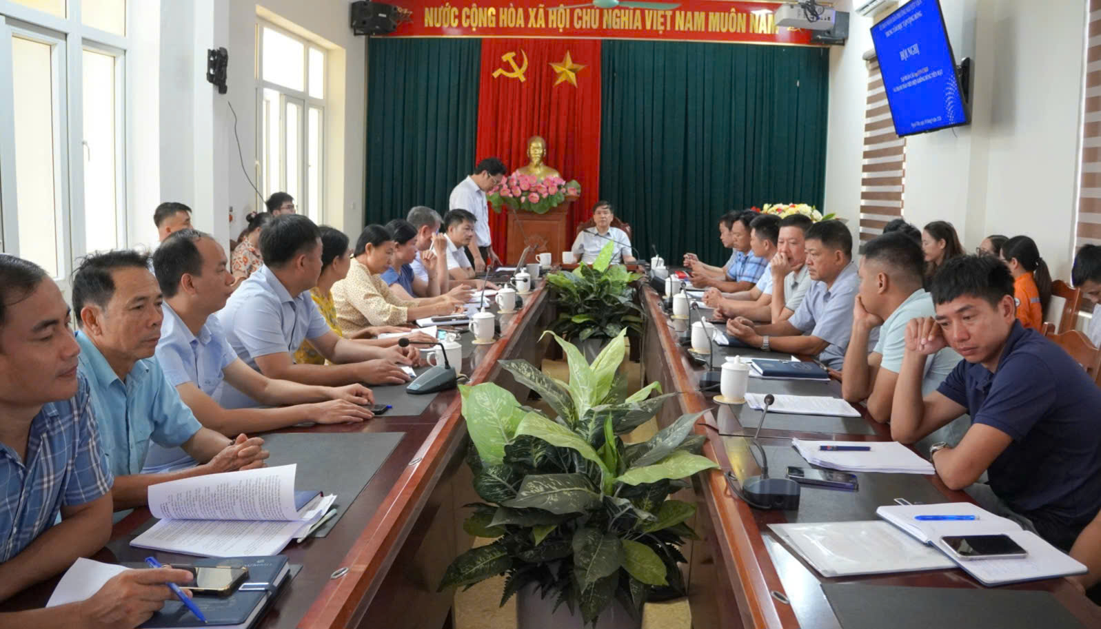 Nguyệt Viên tập huấn cài đặt App EVN CSKH, đẩy mạnh thanh toán tiền điện không dùng tiền mặt