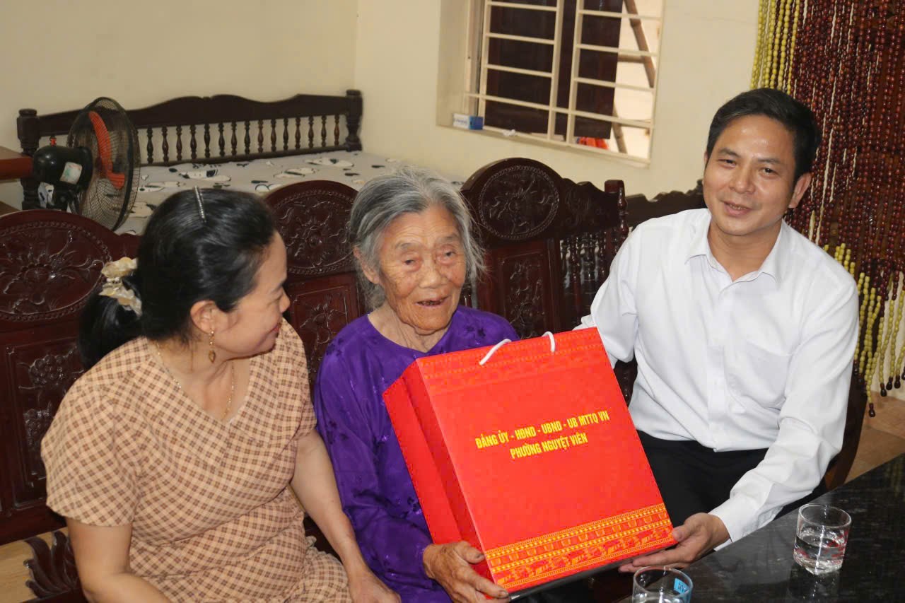 Bí thư Đảng ủy phường Nguyệt Viên thăm, tặng quà người có công nhân kỷ niệm 61 năm Chiến thắng Hàm Rồng