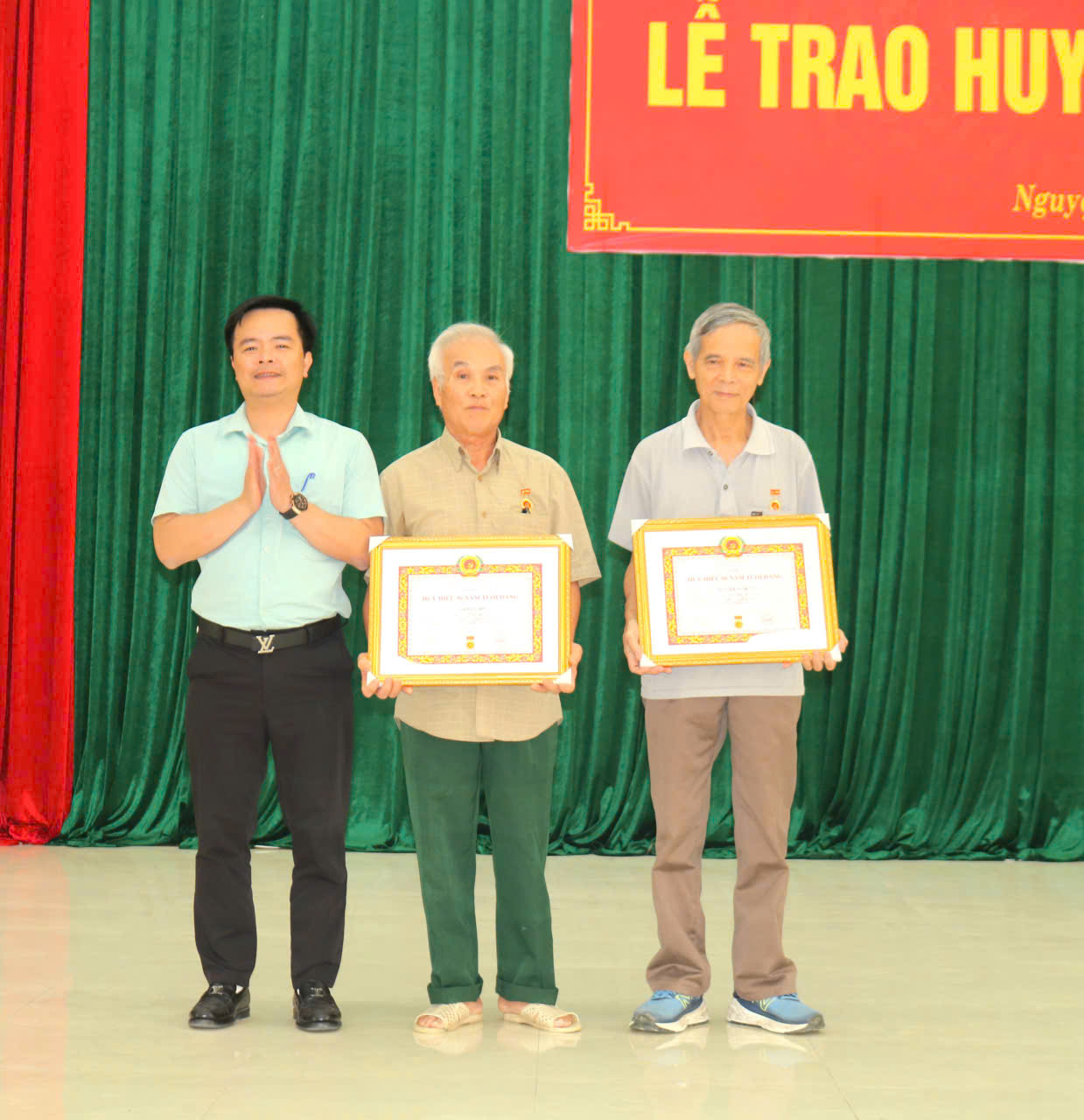 Anh-tin-bai