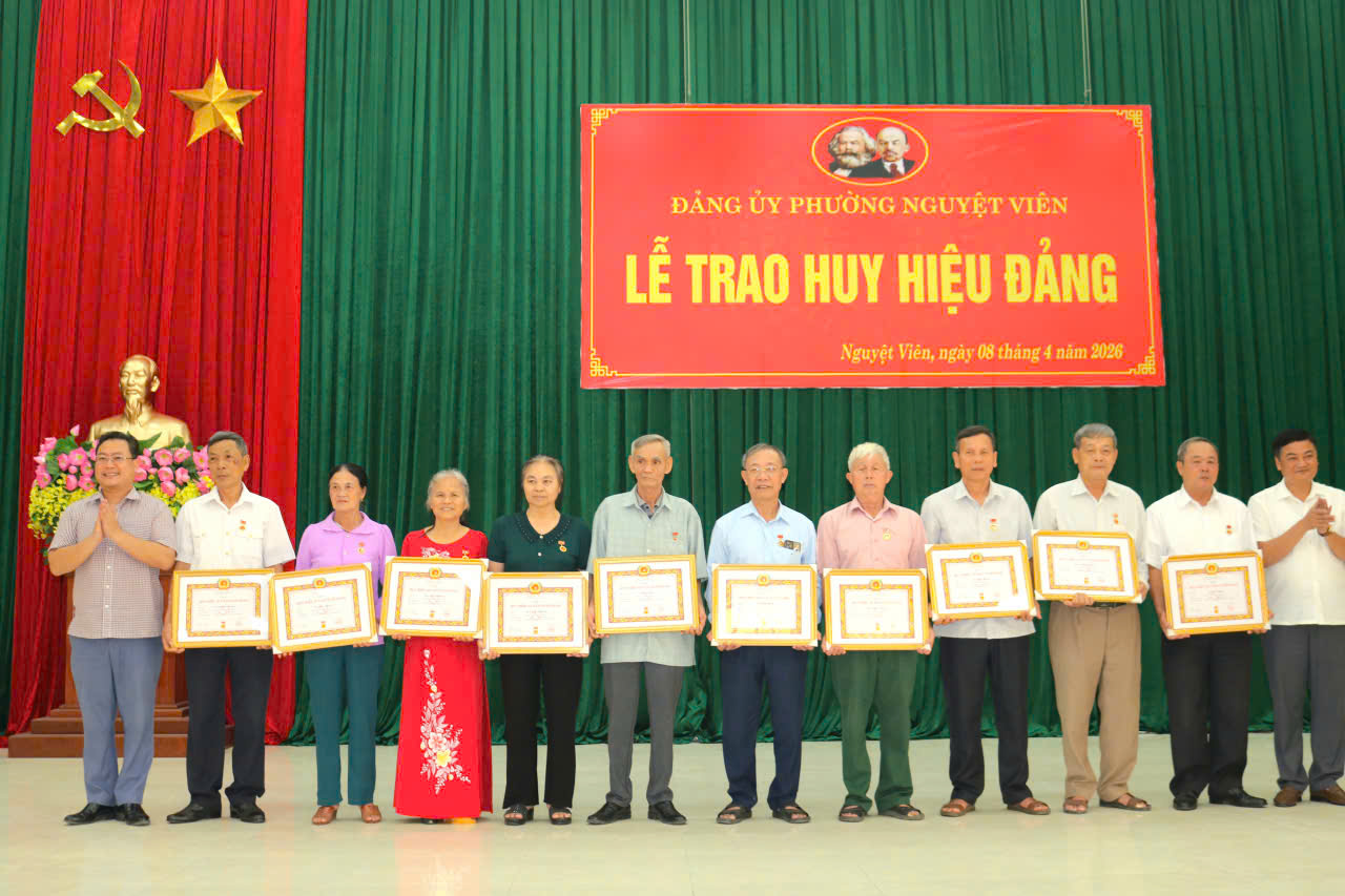 Đảng ủy phường Nguyệt Viên trao Huy hiệu Đảng đợt 3/2/2026 cho 30 đảng viên