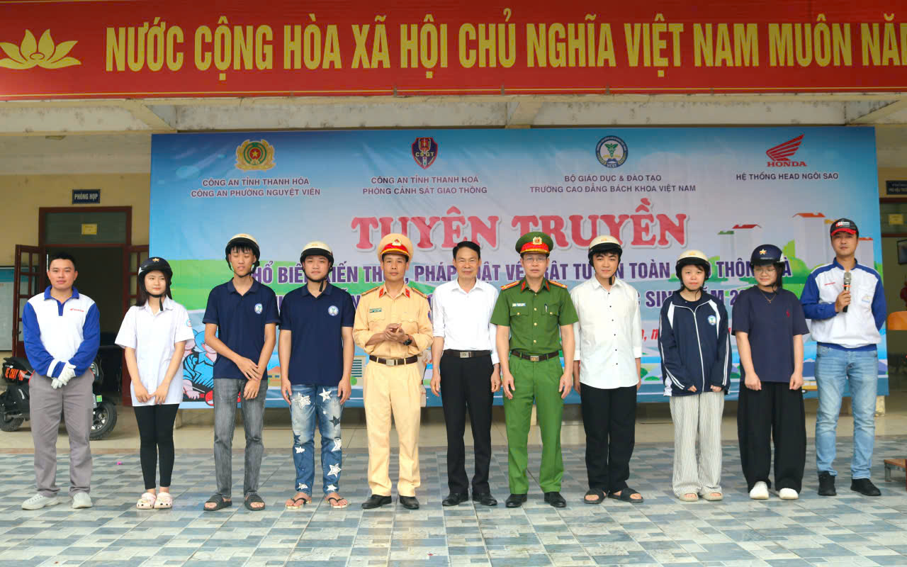 Gần 600 học sinh được tuyên truyền pháp luật và hướng dẫn lái xe an toàn