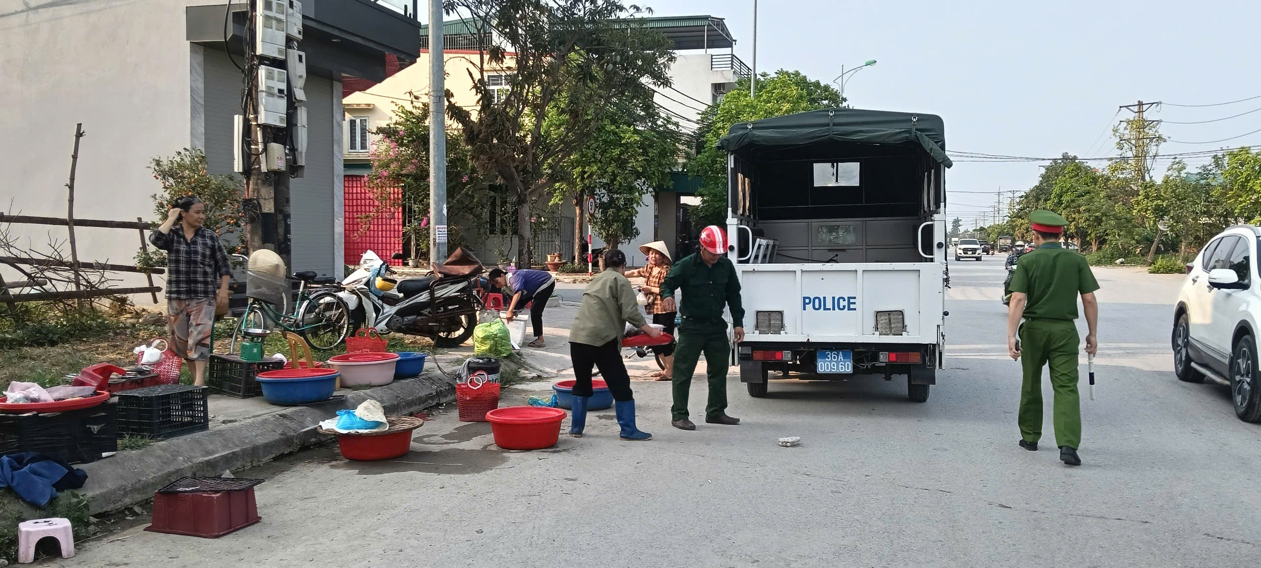 Lực lượng Công an, quy tắc phường Nguyệt Viên ra quân chấn chỉnh trật tự đô thị