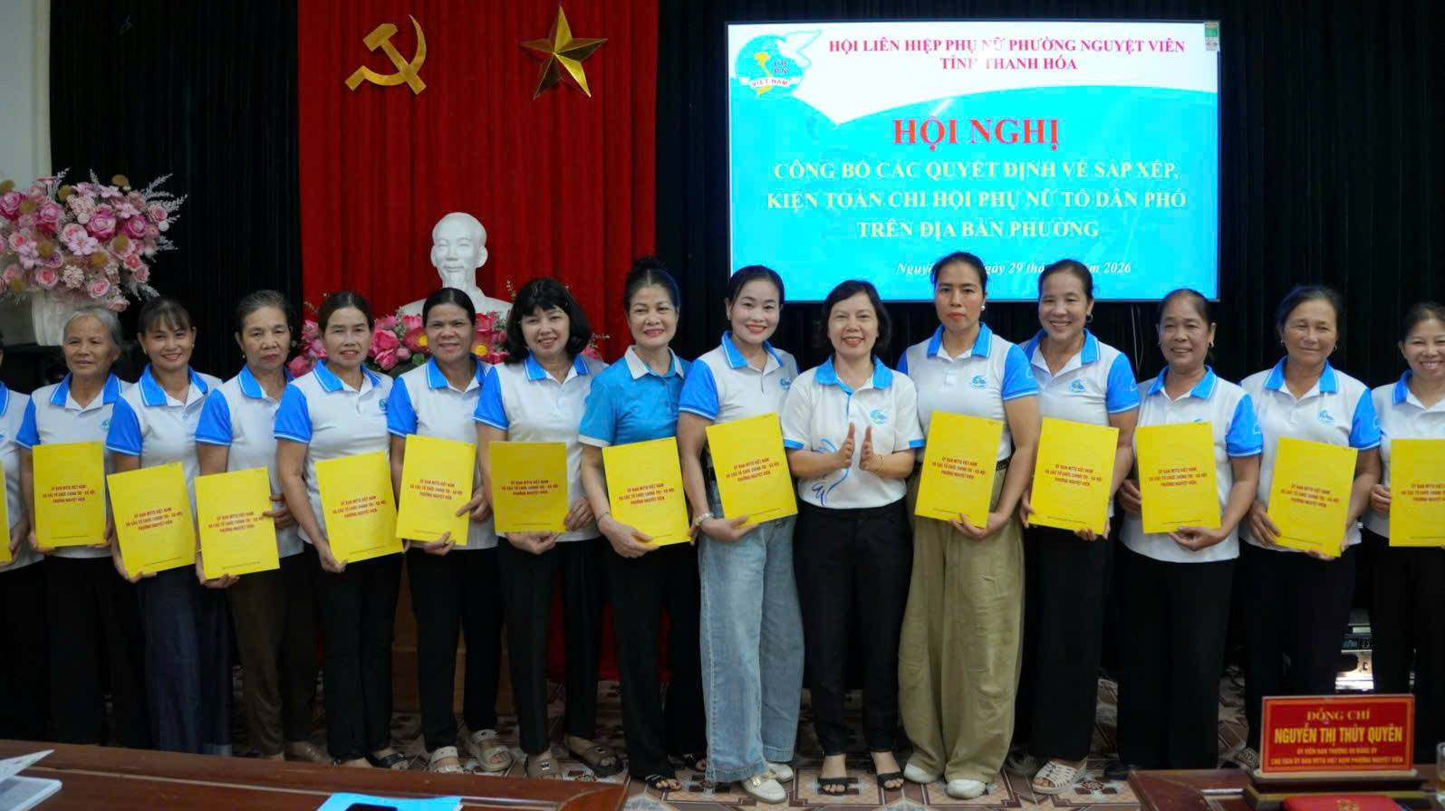 Hội LHPN phường Nguyệt Viên công bố các quyết định kiện toàn tổ chức, nhân sự chi hội phụ nữ tổ dân phố