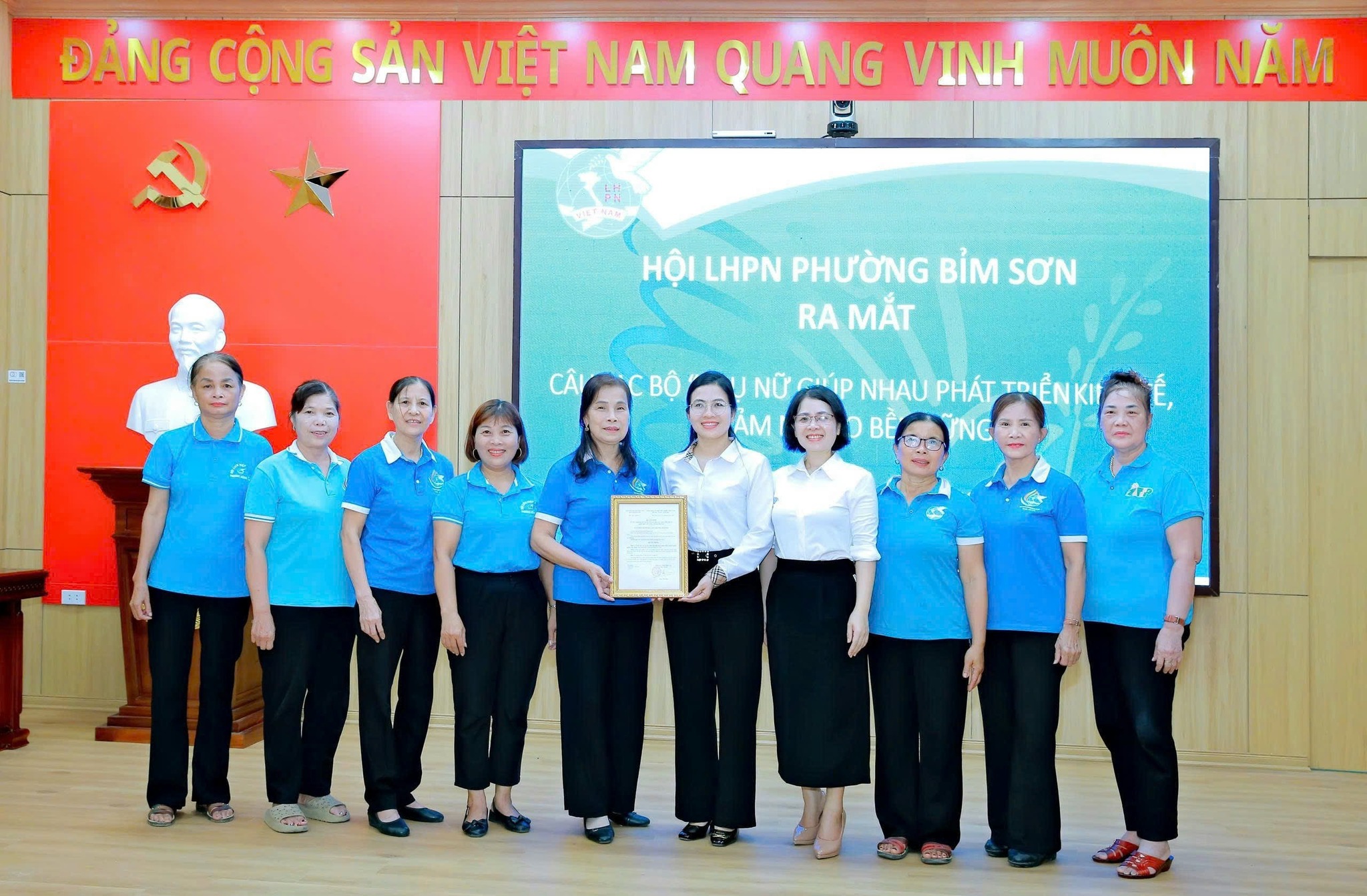 Trao 210 triệu đồng vốn vay cho hội viên phụ nữ phát triển kinh tế