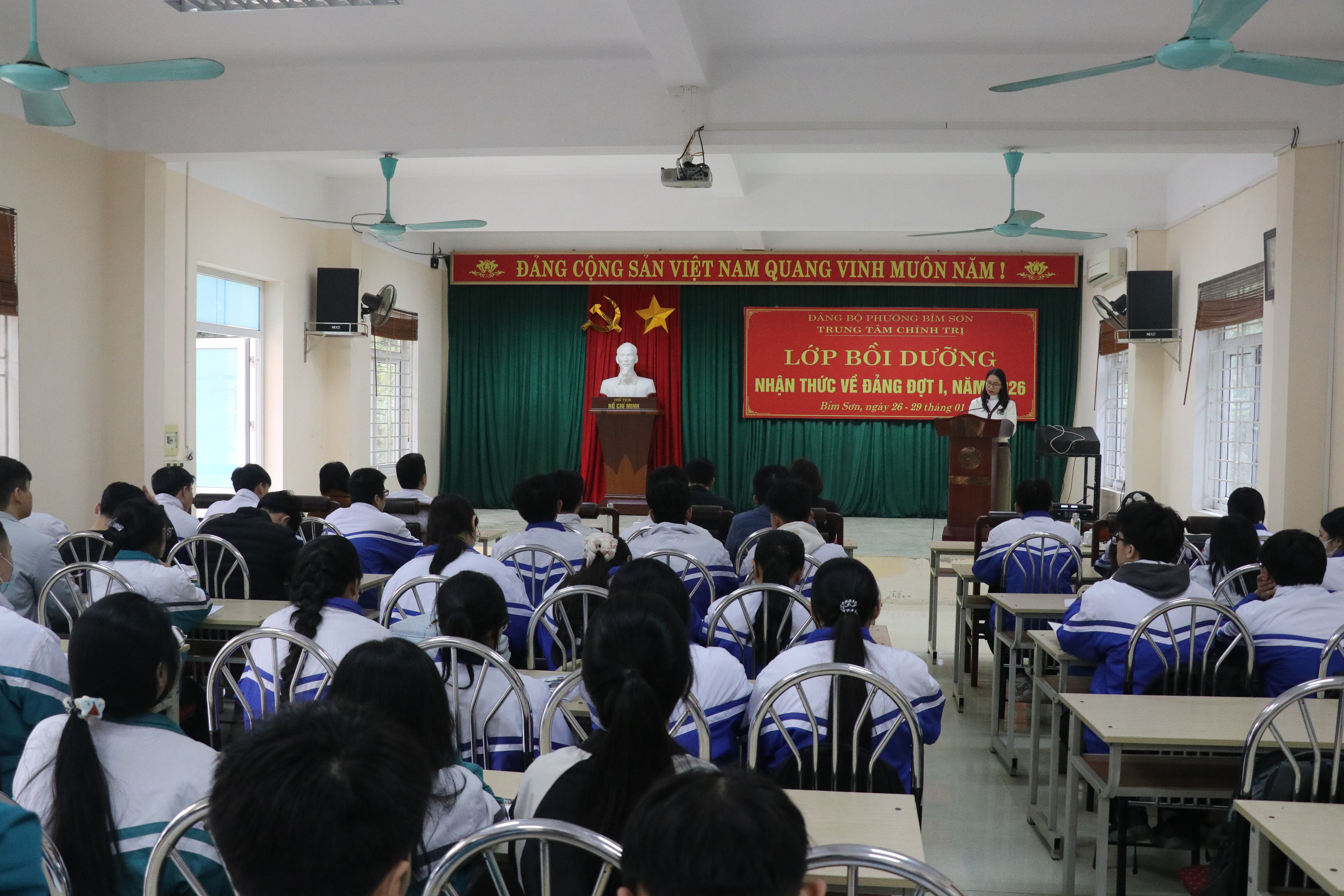 Gần 100 học sinh Trung học phổ thông tham gia lớp bồi dưỡng nhận thức về Đảng đợt 1 năm 2026.