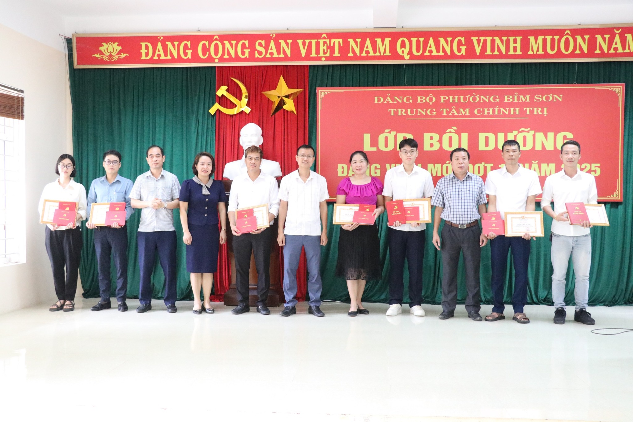 Bế giảng Lớp bồi dưỡng đảng viên mới đợt 1 năm 2025