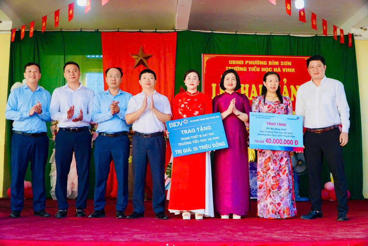Trao tặng phòng học máy tính cho Trường Tiểu học Hà Vinh